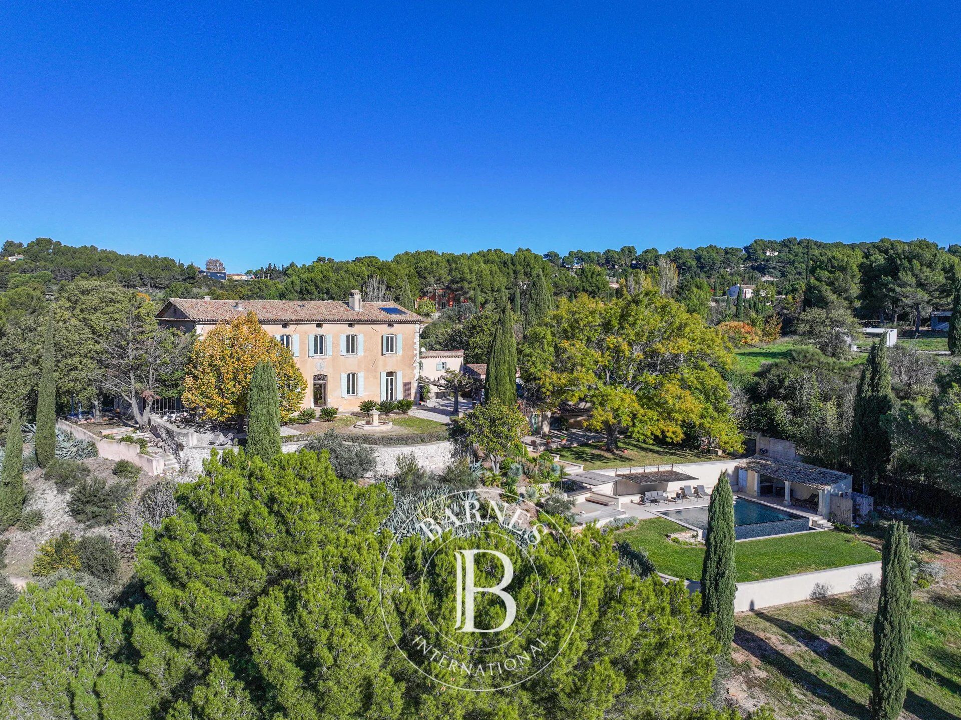 AIX EN PROVENCE - EXCEPTIONAL PROPERTY - RARE ON THE MARKET - PANORAMIC VIEW - 500m² (800 sqm total surface) - 2,6 HECTARES - 3KM CITY CENTRE