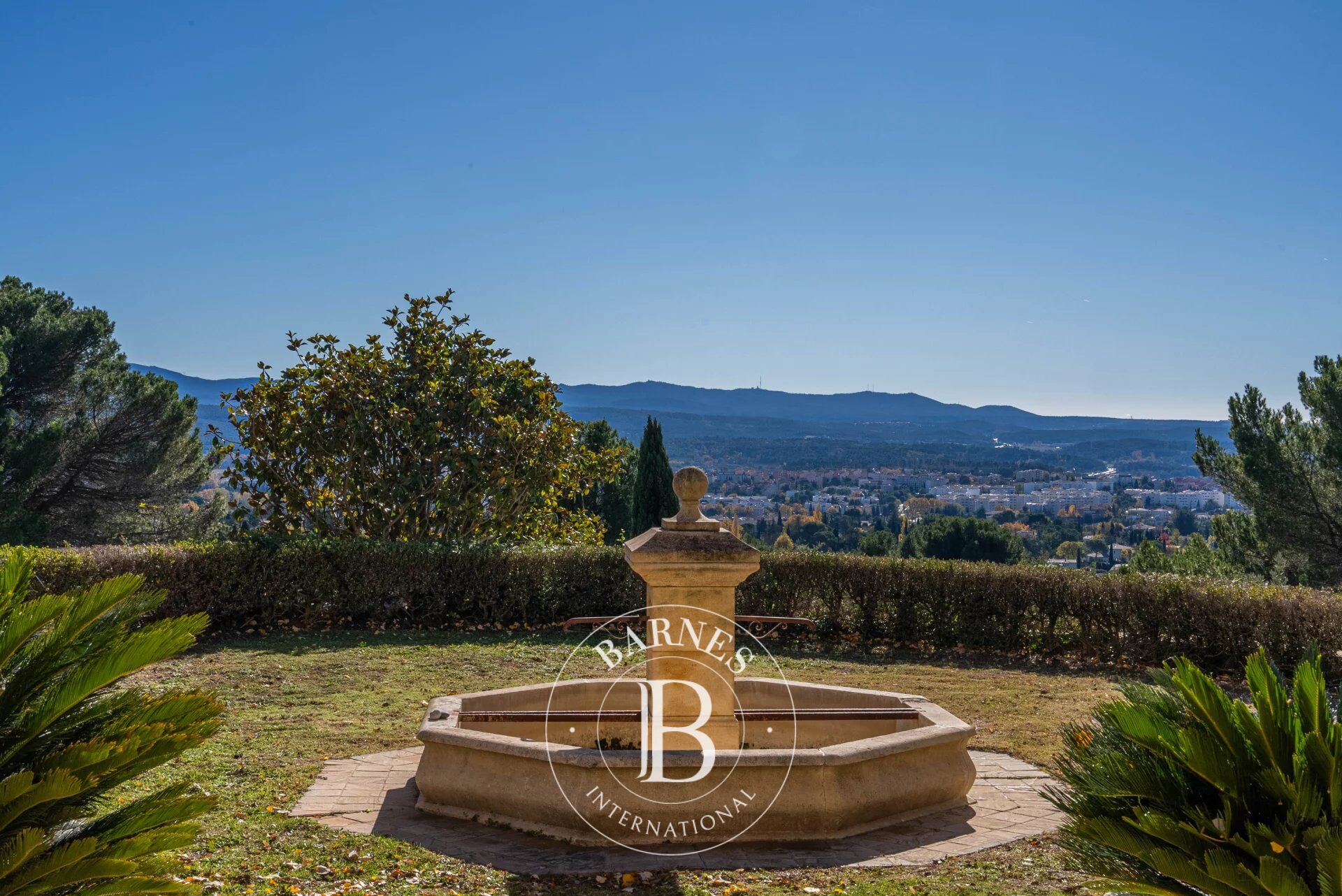 AIX EN PROVENCE - EXCEPTIONAL PROPERTY - RARE ON THE MARKET - PANORAMIC VIEW - 500m² (800 sqm total surface) - 2,6 HECTARES - 3KM CITY CENTRE