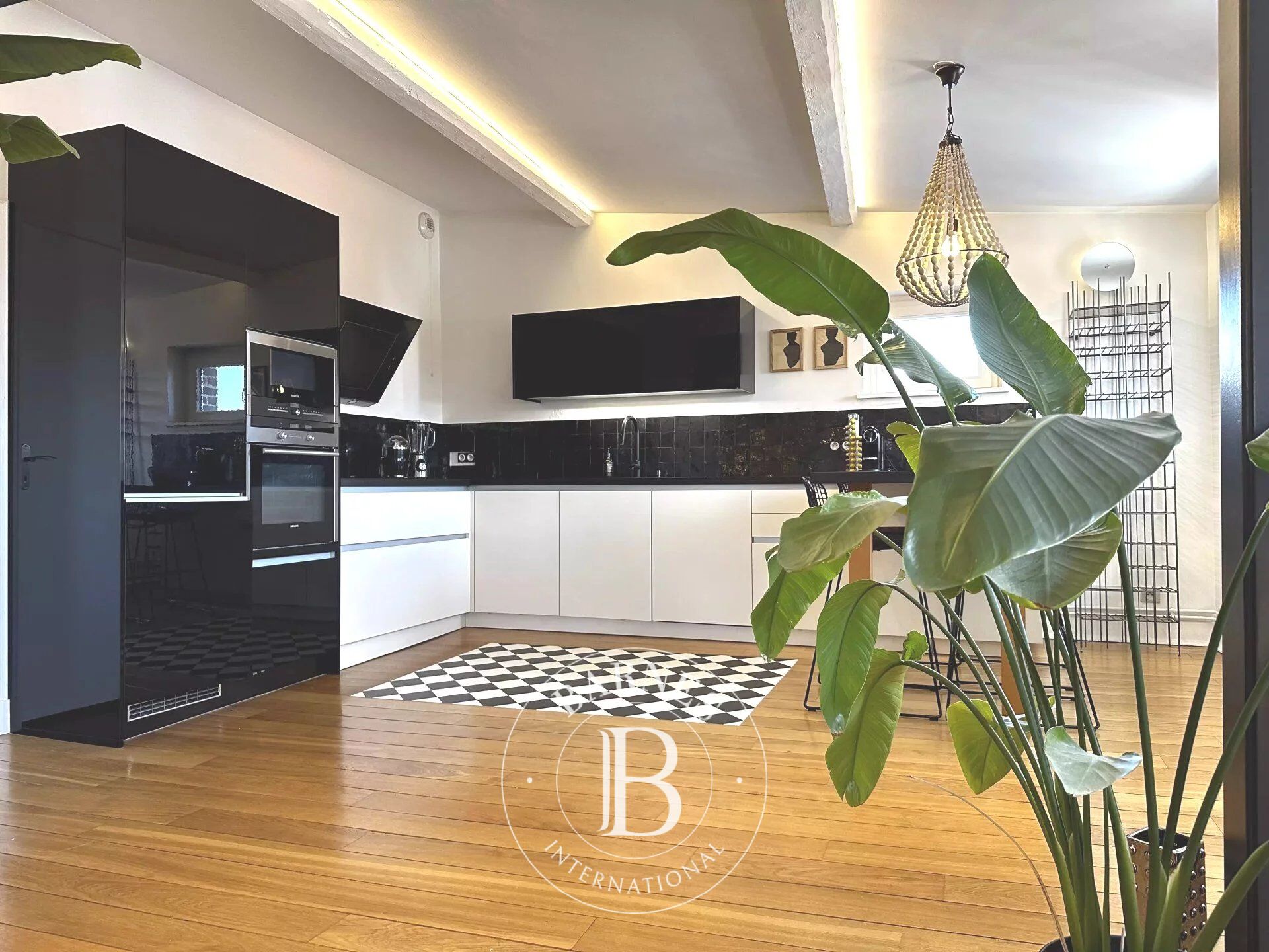 Vieux Lille, adresse premium, T3 en dernier étage - picture 3