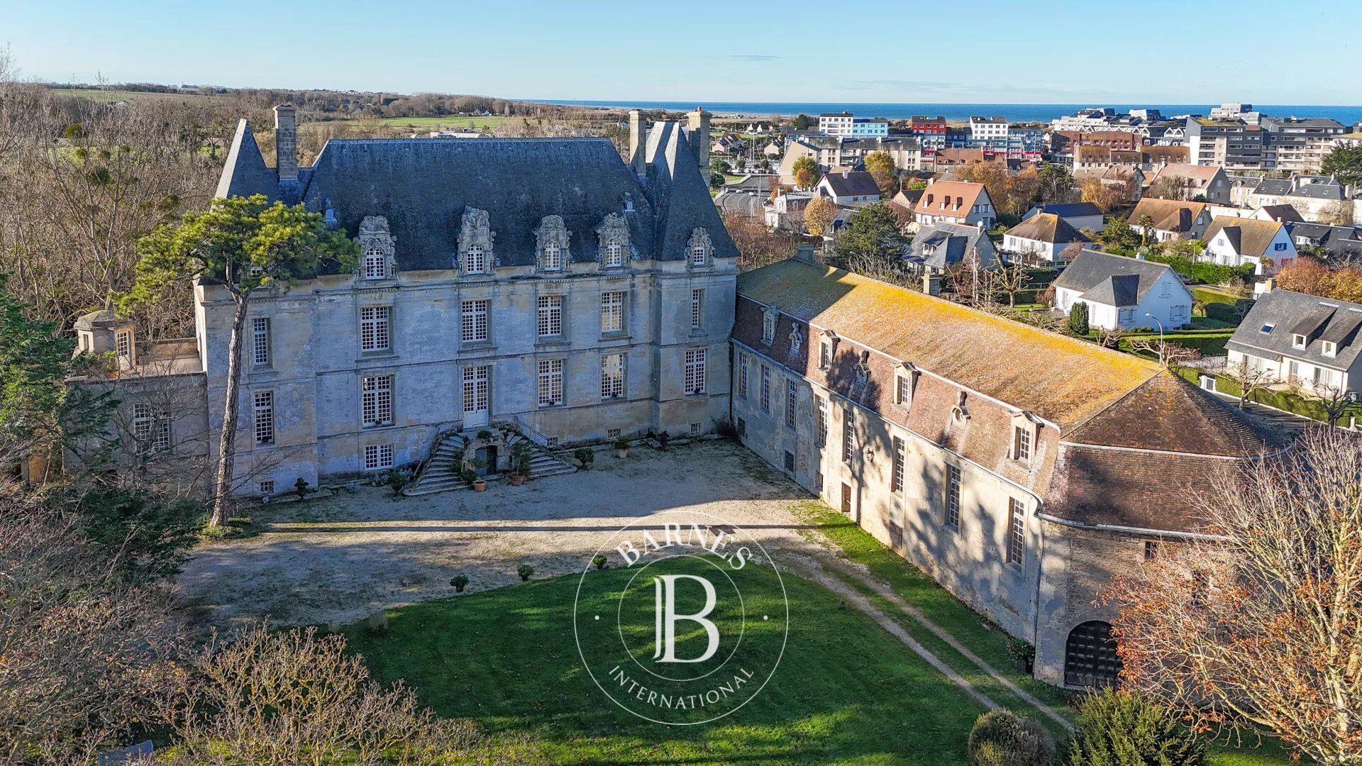 Caen Nord, Château de bord de mer (10 Chambres) avec dépendances sur parc clos d'1.1 hectare - picture 2
