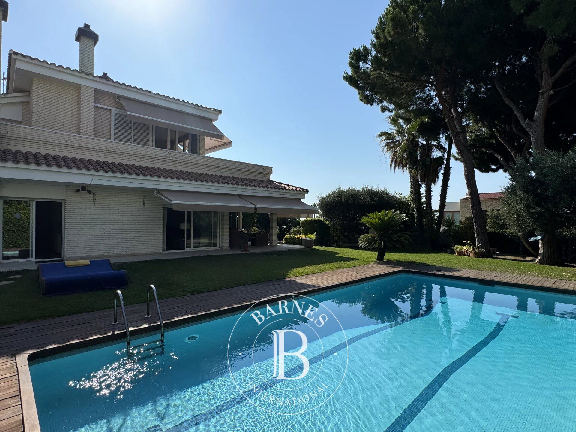 Excelente vivienda con 2500m2 de terreno ubicada en Can Teixidó, Alella - picture 1