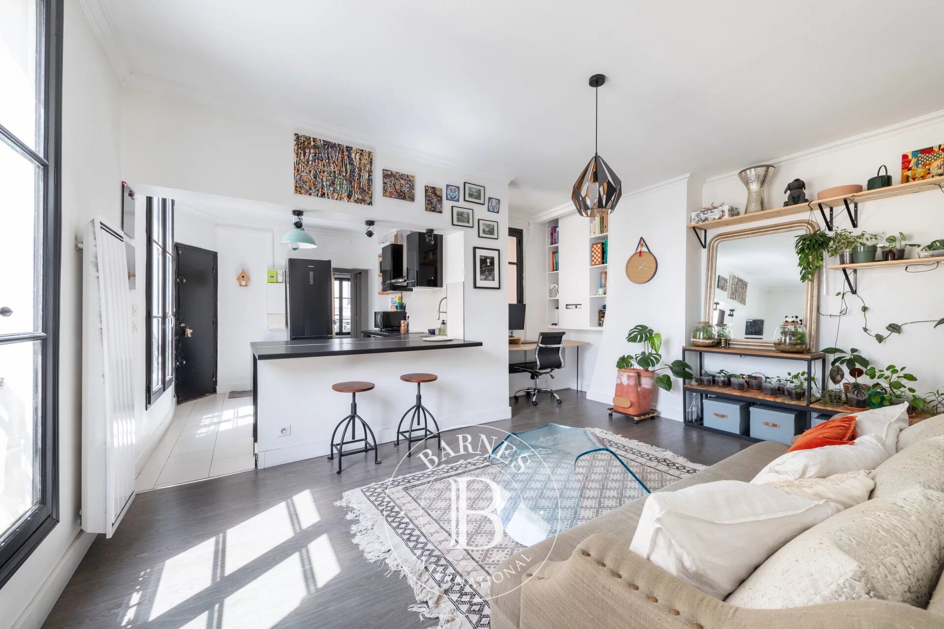 SOLE AGENT - MONTMARTRE - ABBESSES - 2 BEDROOMS - DUAL-ASPECT - SOUTH-FACING - LIGHT - PEACE AND QUIET - picture 3