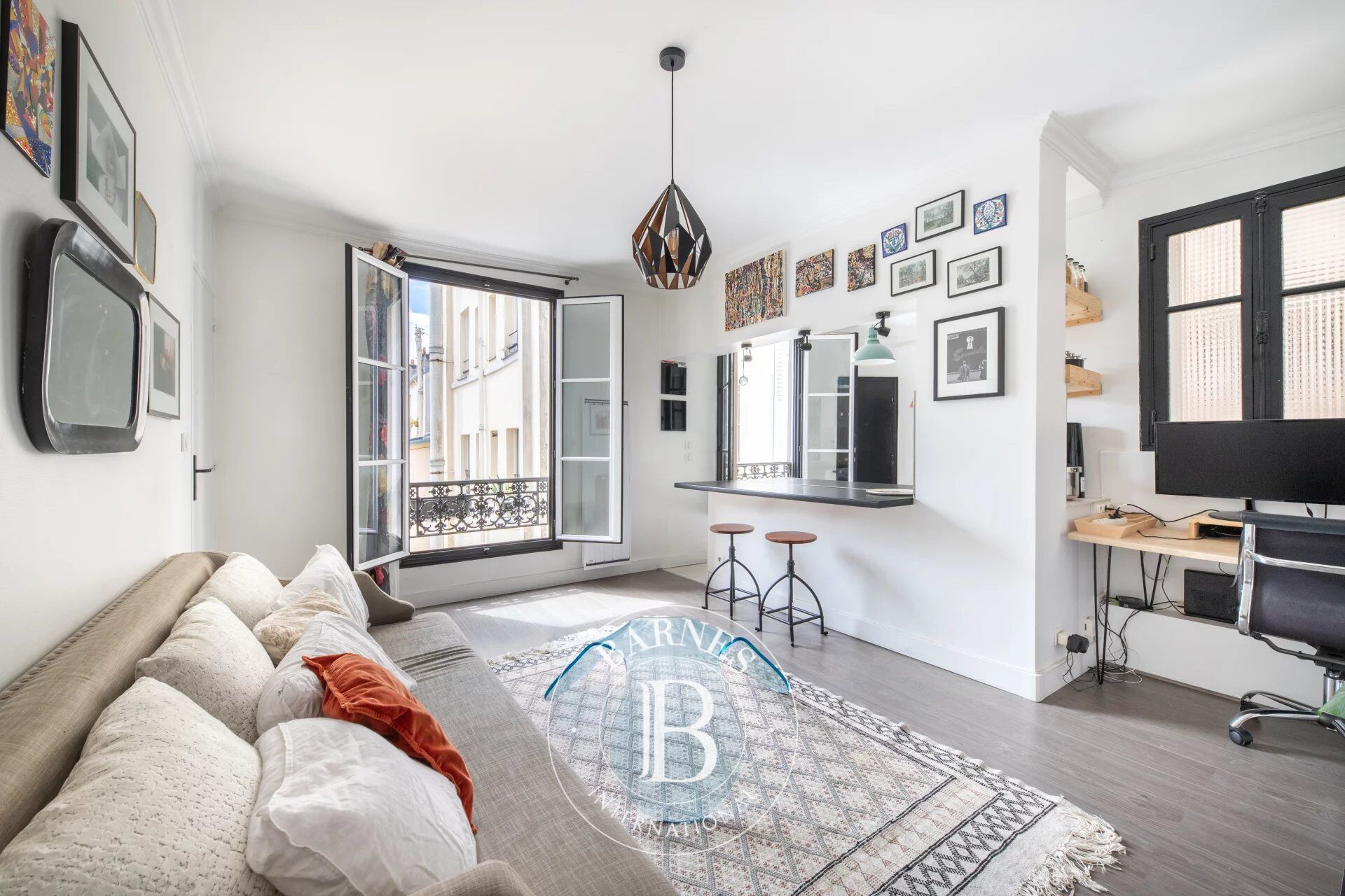 SOLE AGENT - MONTMARTRE - ABBESSES - 2 BEDROOMS - DUAL-ASPECT - SOUTH-FACING - LIGHT - PEACE AND QUIET - picture 1