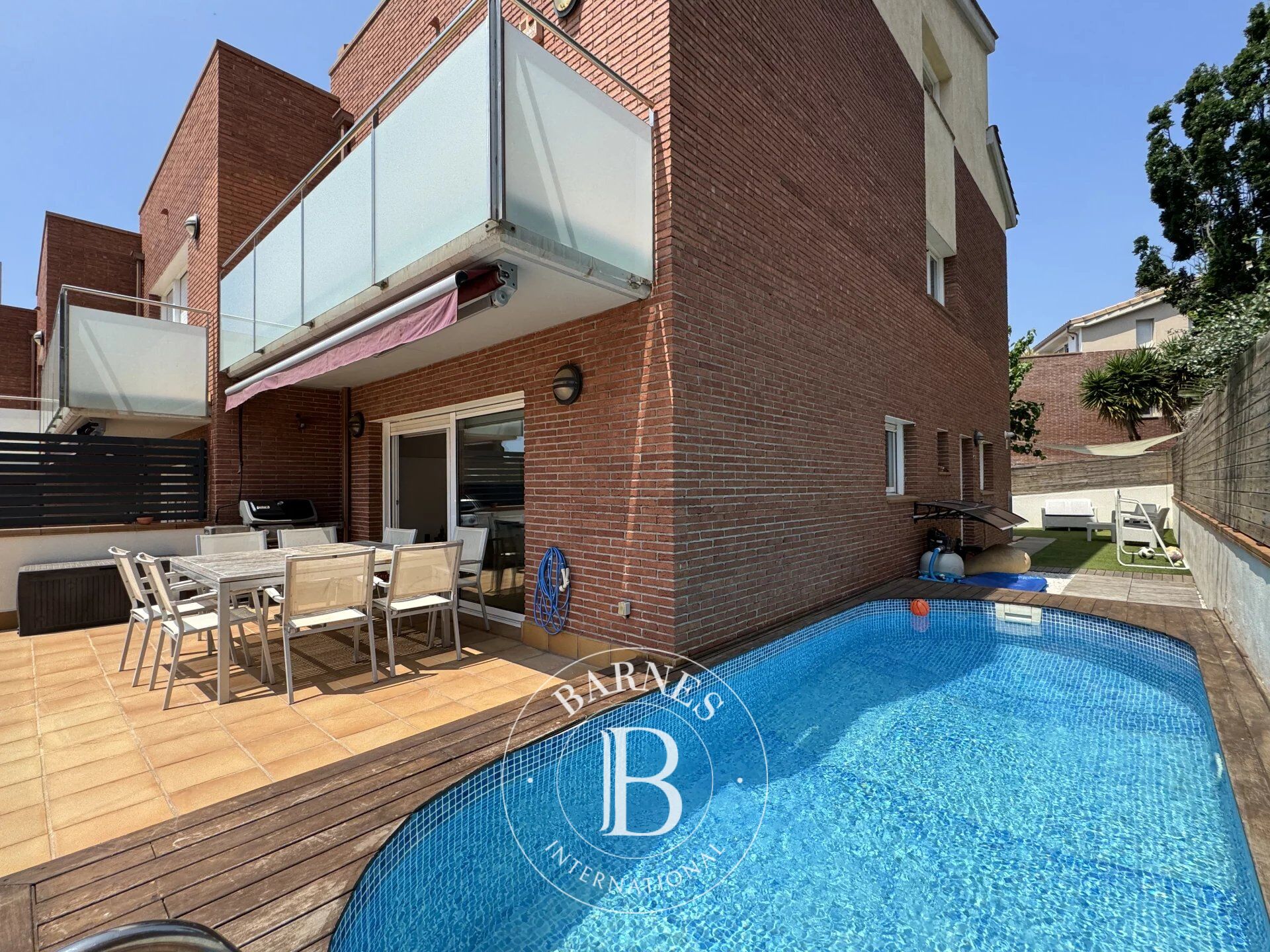 Fantástica y luminosa casa adosada esquinera con jardin y piscina en Tiana, Barcelona. - picture 2