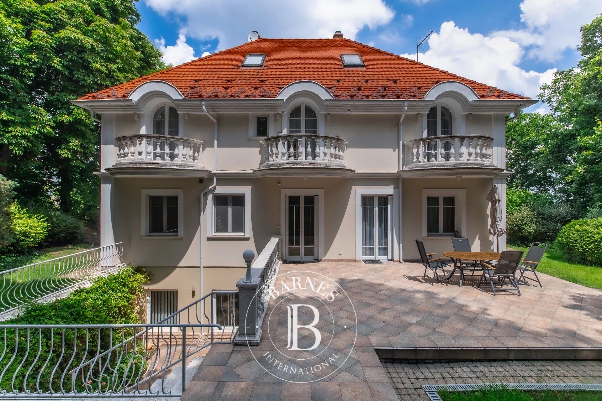 Classical panoramic family villa with exclusive Buda side location - picture 1