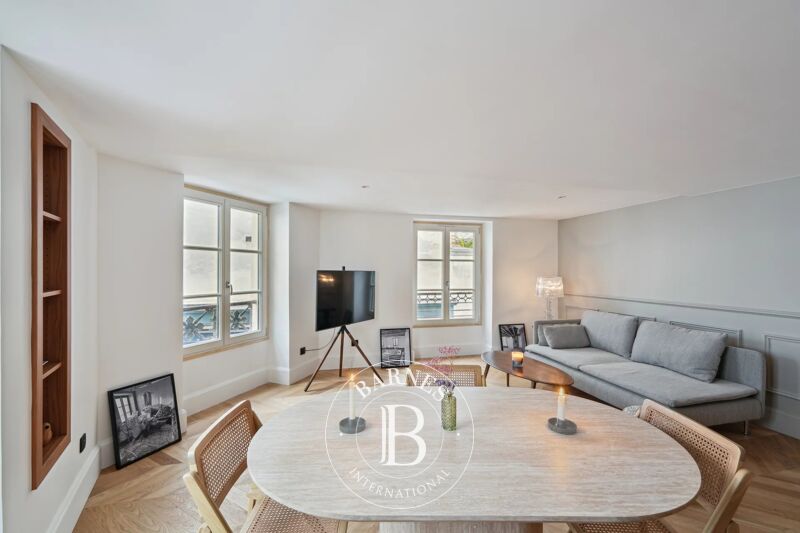 Paris 7 - Bon Marché - Appartement rénové - Deux chambres - Charme de l'ancien - Calme et lumineux