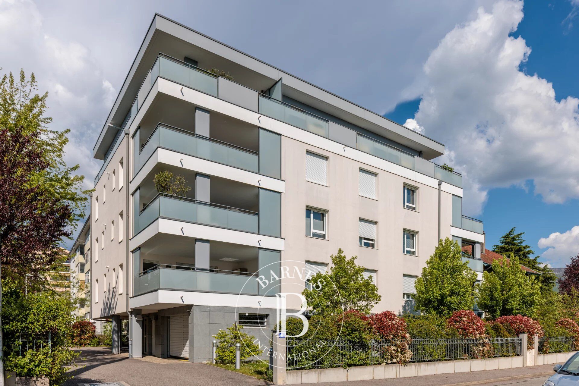 BARNES  ANNECY : TRIANGLE D OR -   APPARTEMENT DEUX PIECES AVEC TERRASSE - picture 2