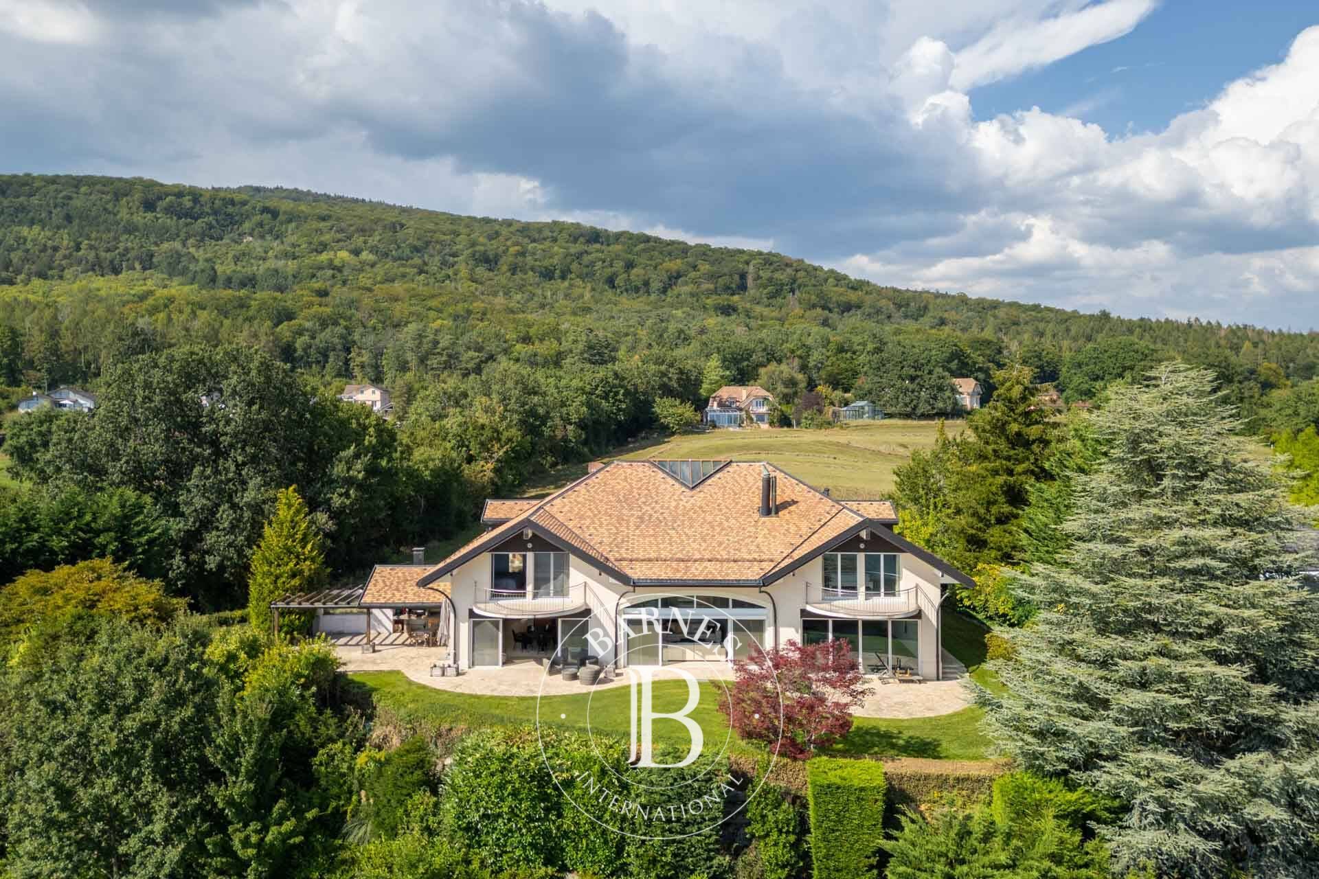 Villa Givrins - picture 1