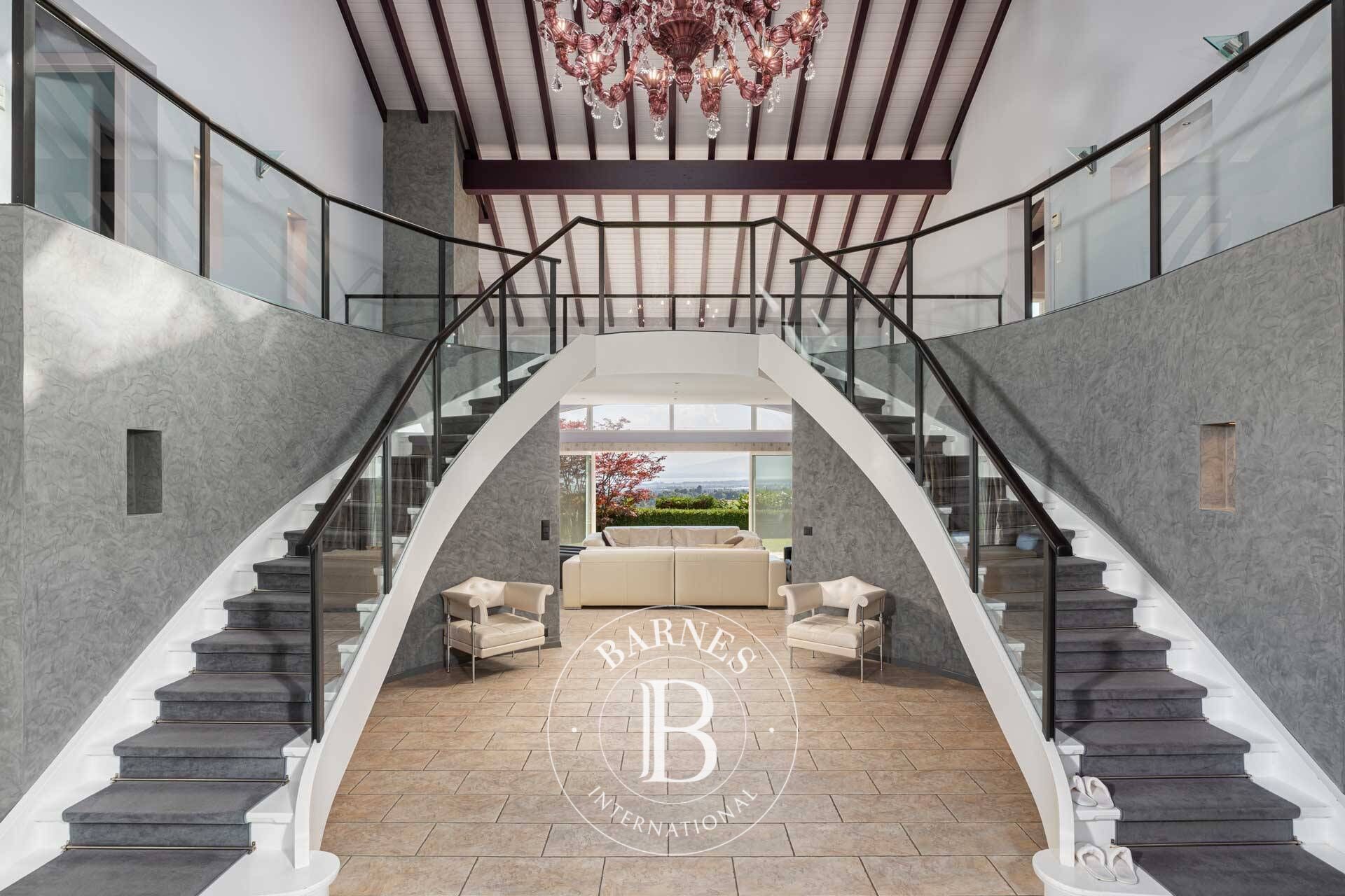 Villa Givrins - picture 2