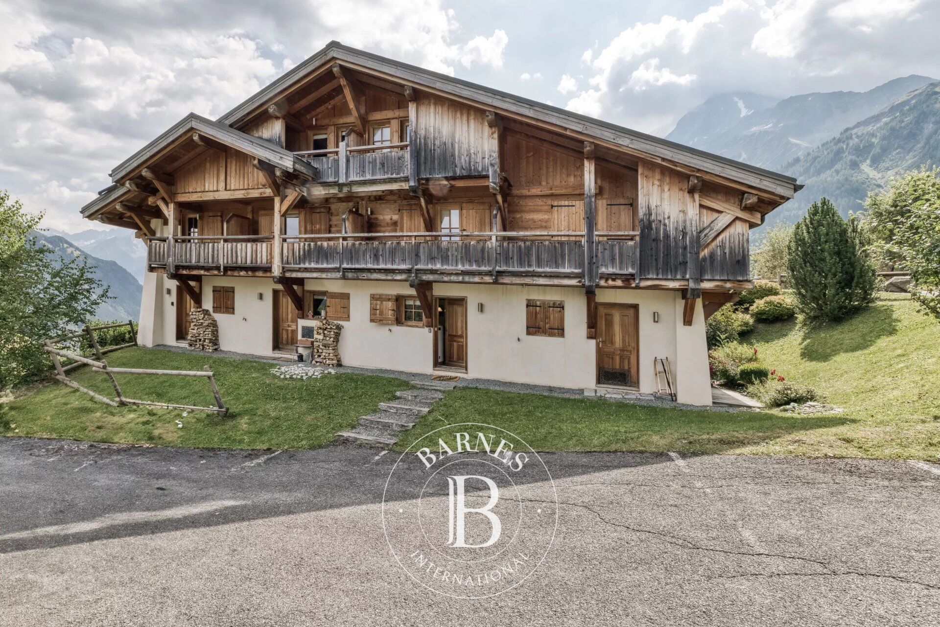 BARNES CHAMONIX - LES HOUCHES - APPARTEMENT 4 CHAMBRES - BALCONS ET TERRASSE - VUE MASSIF DU MONT BLANC - picture 1