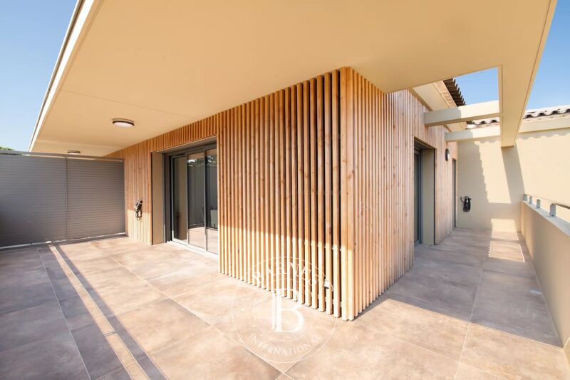 GRIMAUD - APPARTEMENT DERNIER ÉTAGE - 2 CHAMBRES - 2 GARAGES