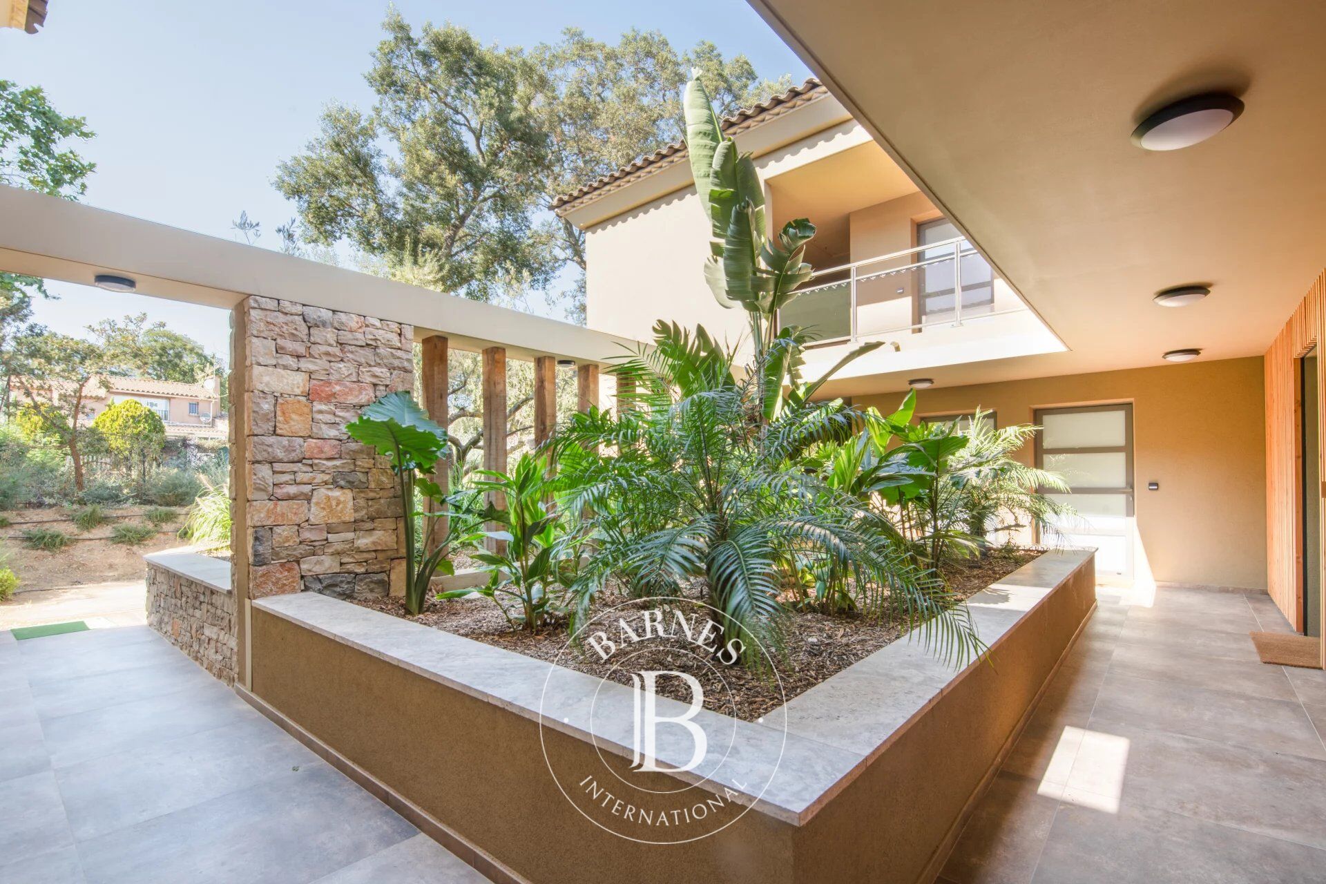 GRIMAUD - APPARTEMENT DERNIER ETAGE - 2 CHAMBRES - 2 GARAGES - picture 1