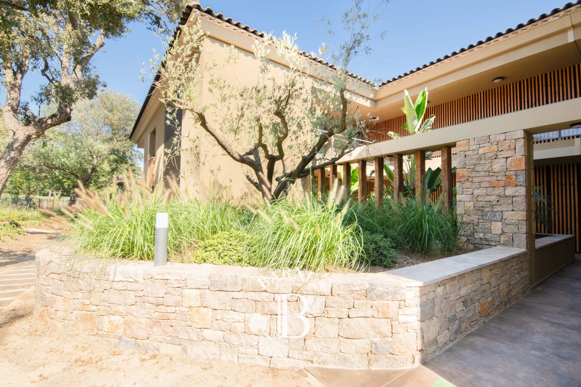 GRIMAUD - APPARTEMENT DERNIER ETAGE - 2 CHAMBRES - 2 GARAGES - picture 2