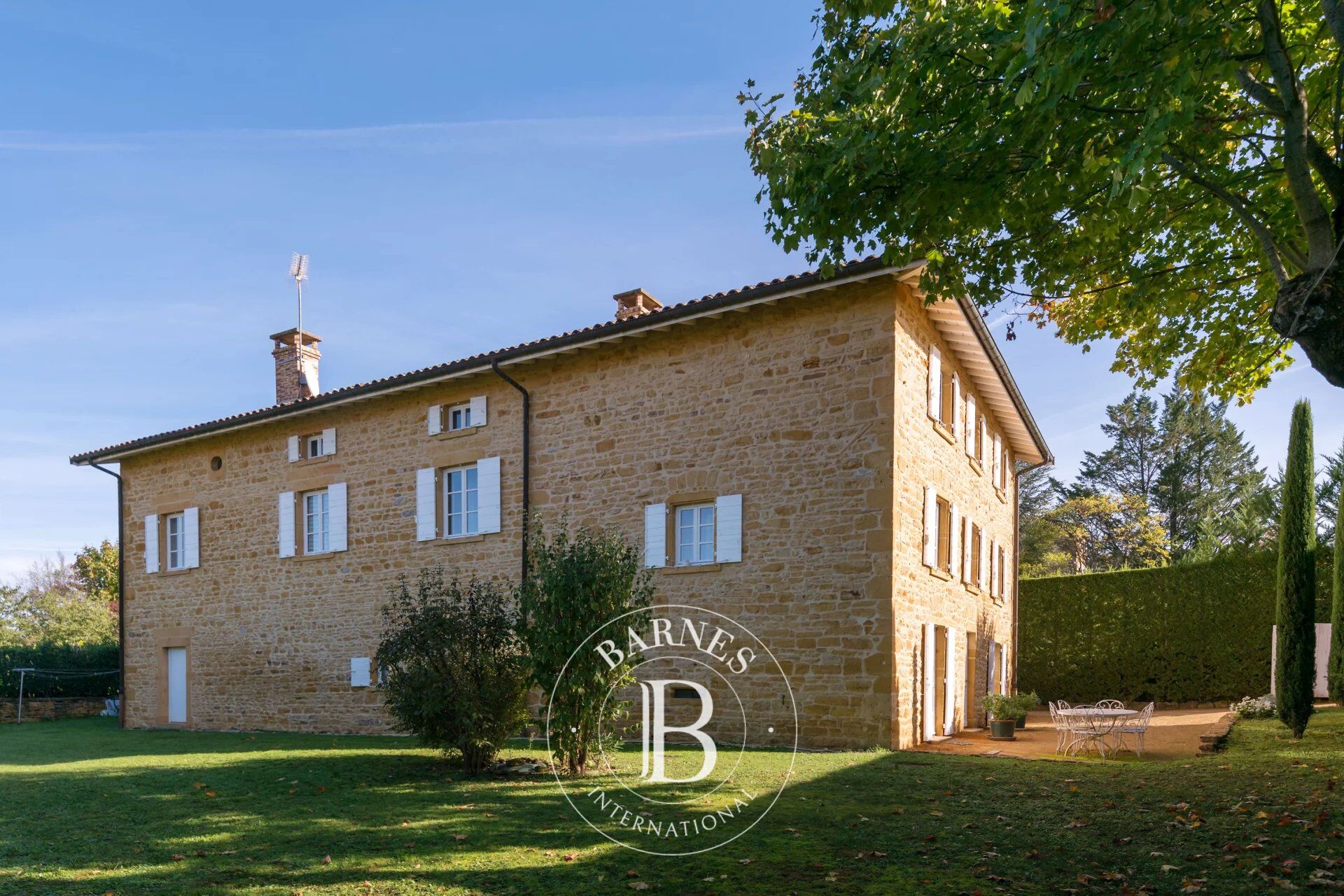 Casa Saint-Germain-Nuelles - picture 1