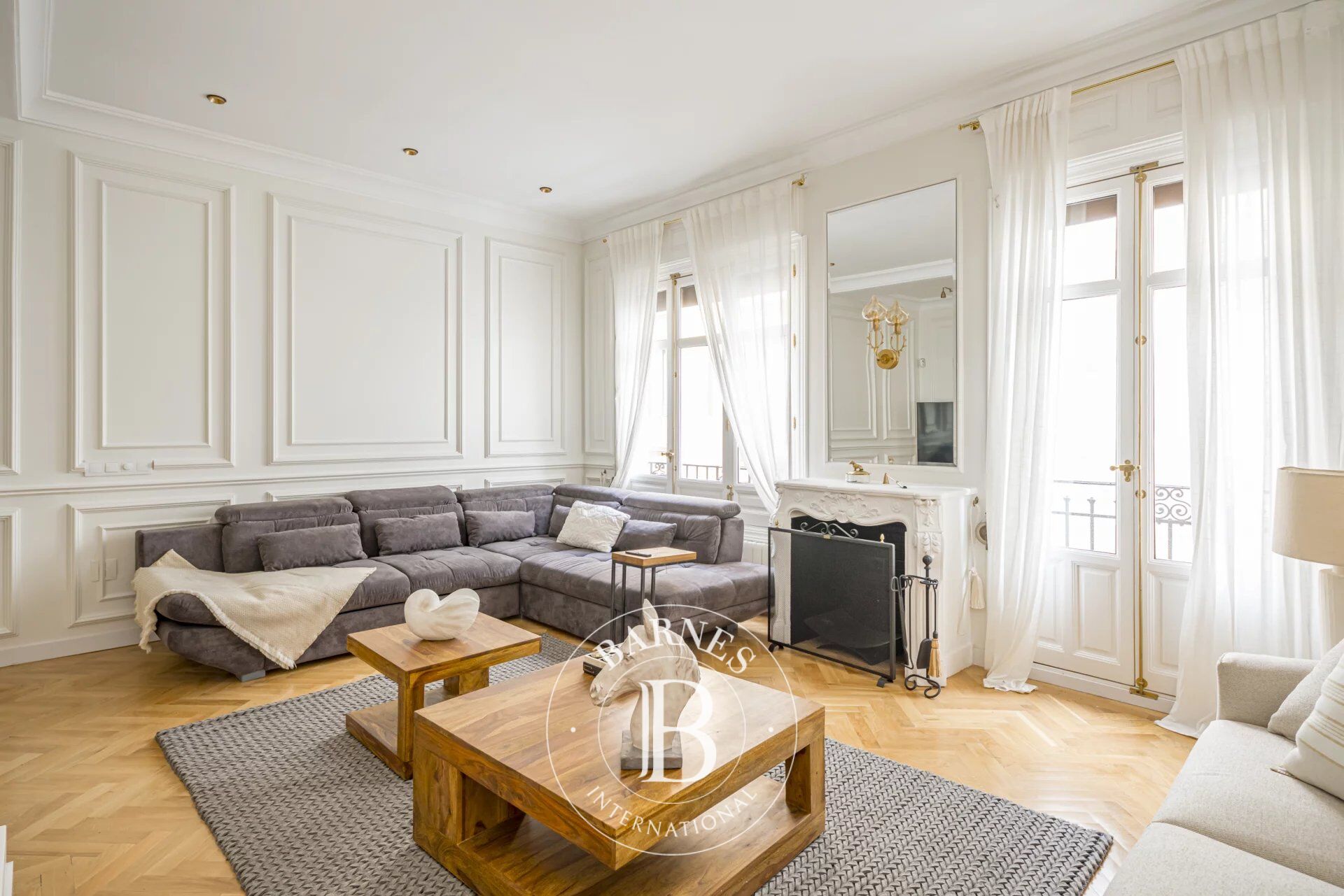 Madrid - Centre - Appartement Exclusif au Design Contemporain avec 2 Chambres, 2 Salles de Bain et Finitions de Luxe dans un Immeuble Classique - picture 2