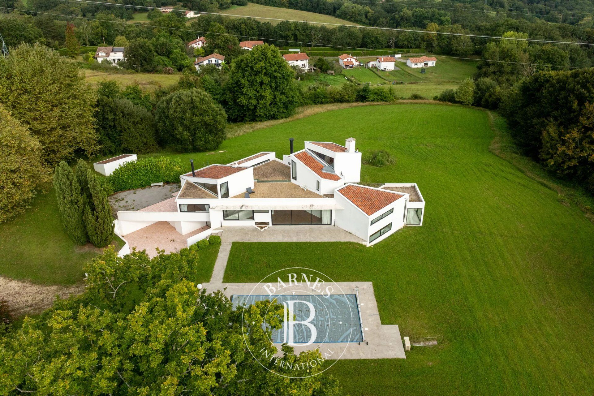 ASCAIN, VERY BEAUTIFUL ARCHITECT HOUSE OF 300 M² WITH VIEW ON LA RHUNE AND THE MOUNTAINS - picture 3