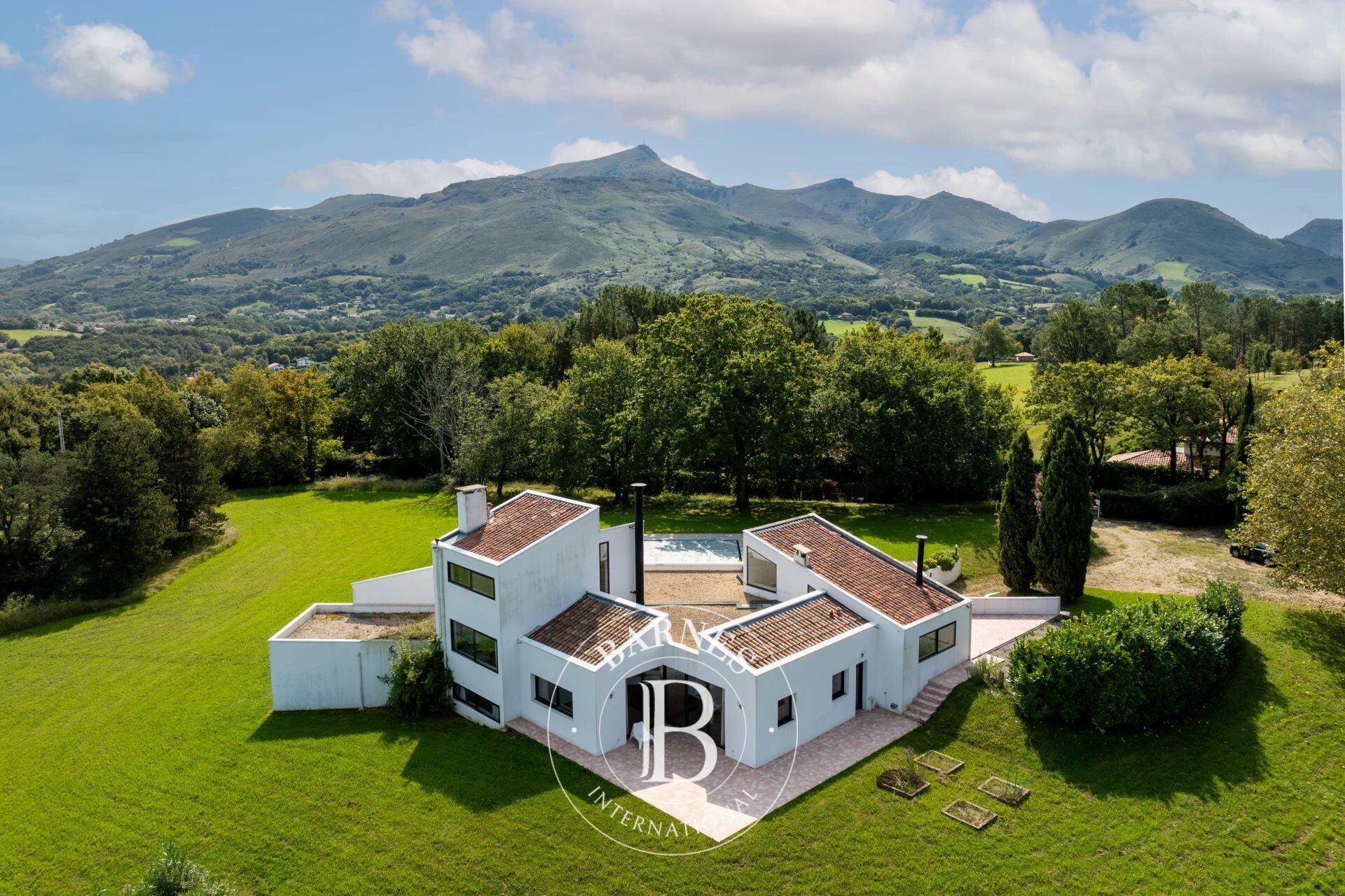 ASCAIN, VERY BEAUTIFUL ARCHITECT HOUSE OF 300 M² WITH VIEW ON LA RHUNE AND THE MOUNTAINS - picture 1