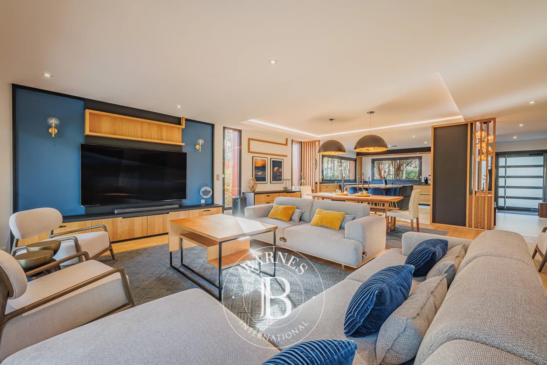 Exceptional Front-Line Villa, Pereire Beach - picture 3