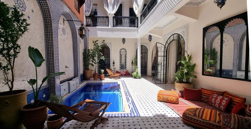 Magnifique riad de 5 chambres avec sdb situé dans le quartier de Sidi Mimoun à la vente.