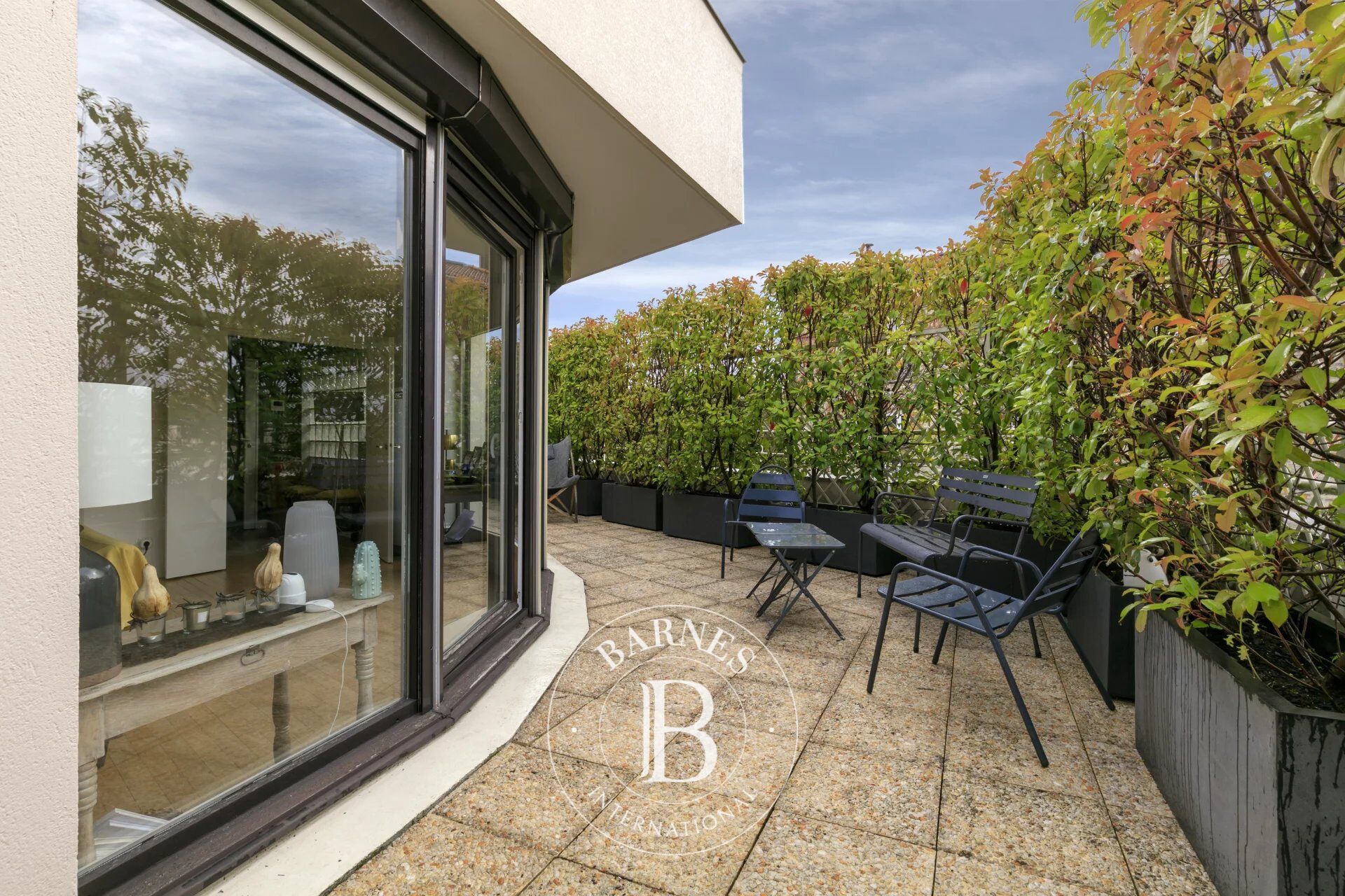 SURESNES RÉPUBLIQUE - APPARTEMENT FAMILIAL AVEC TERRASSE EXCEPTIONNELLE - picture 1