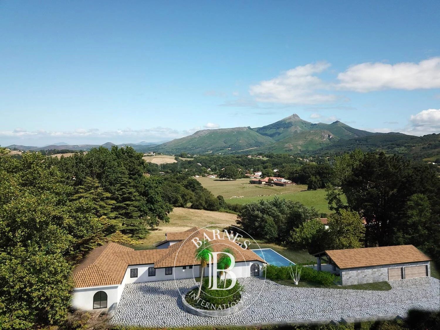 URRUGNE, CASA DE 280 M² CON VISTA PANORÁMICA A LAS MONTAÑAS - picture 2