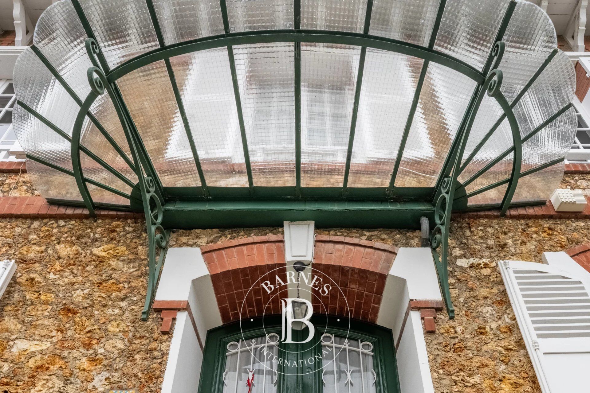 Le Chesnay/Plateau Saint-Antoine - Magnificent buhrstone house dating from 1900 - 7 or 8 bedrooms - picture 2