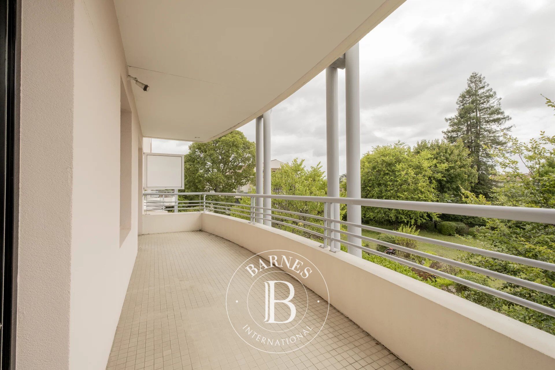 Sole agent - Le Bouscat area– 103 sqm split level flat - Terraces - Box - picture 1