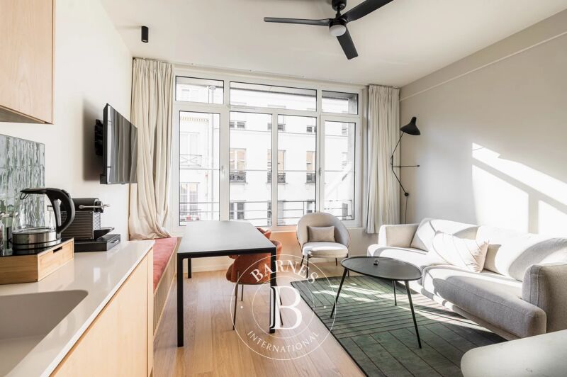 PARIS 9ème - NOUVELLE ATHENES - 1 CHAMBRE - LUMIERE - ASCENSEUR - PLEIN SUD