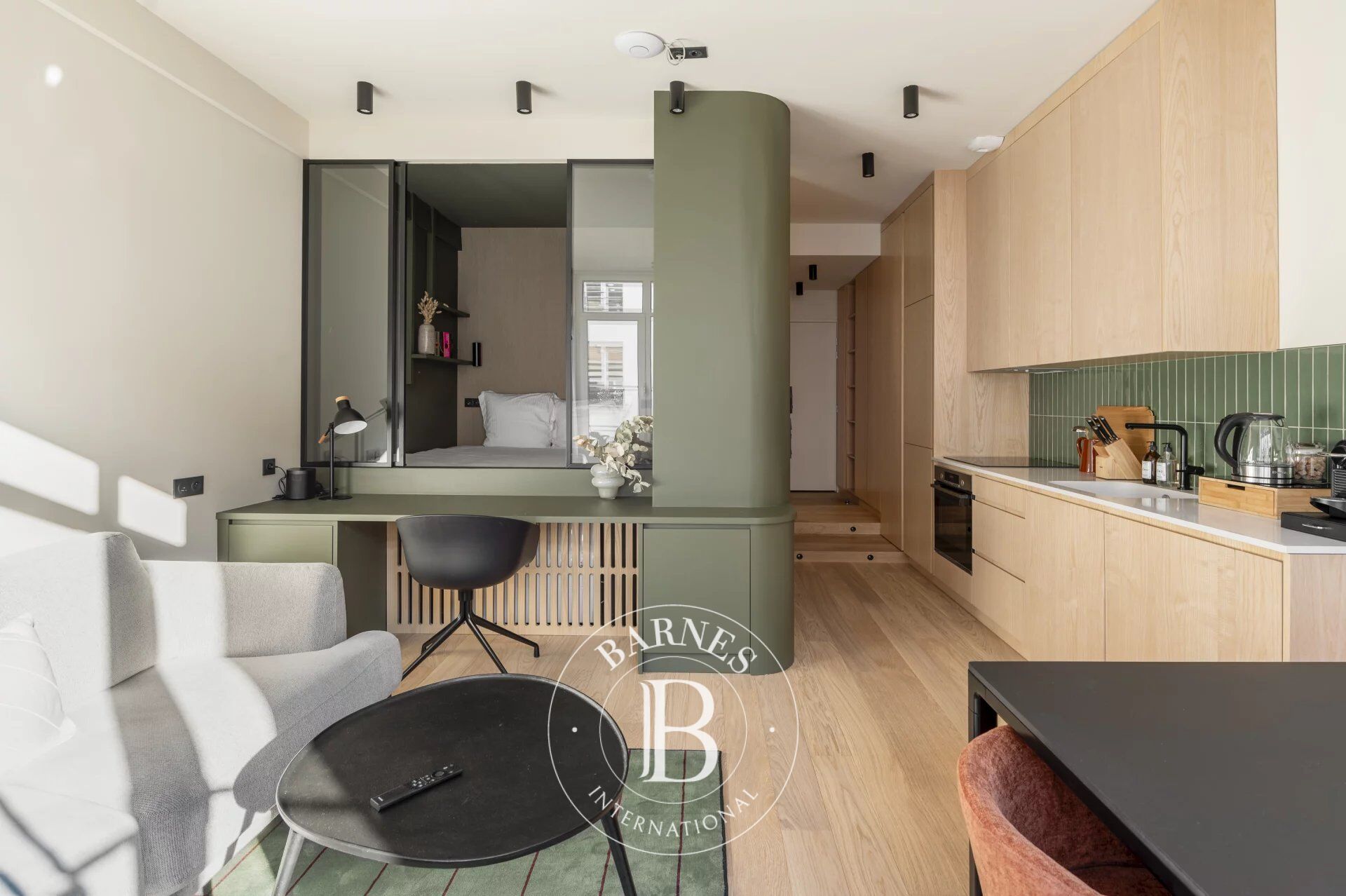 PARIS 9ème - NOUVELLE ATHENES - 1 CHAMBRE - LUMIERE - ASCENSEUR - PLEIN SUD - picture 2