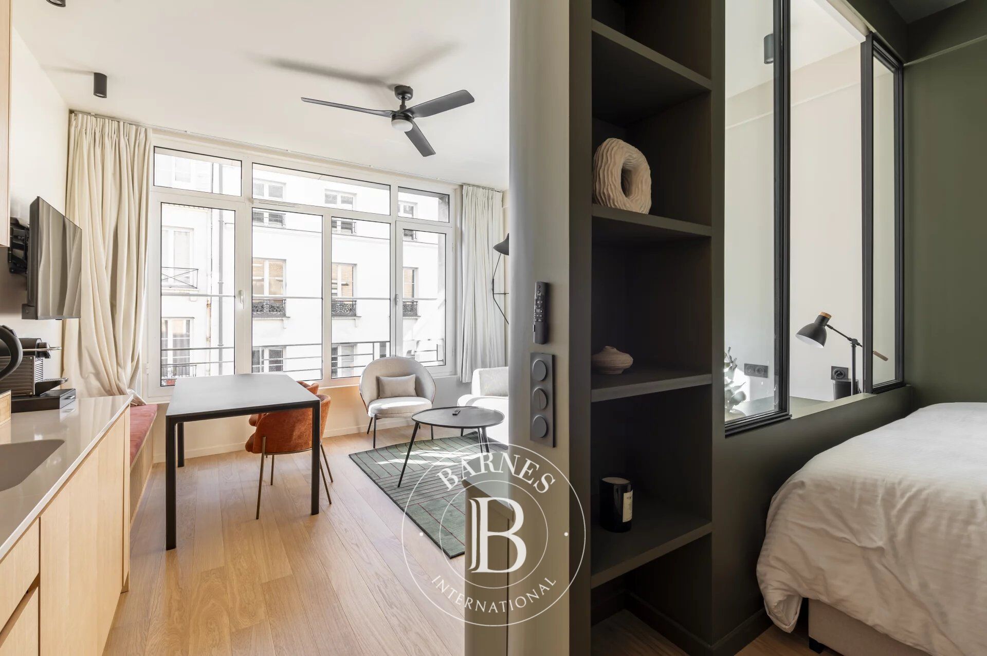 PARIS 9ème - NOUVELLE ATHENES - 1 CHAMBRE - LUMIERE - ASCENSEUR - PLEIN SUD - picture 3