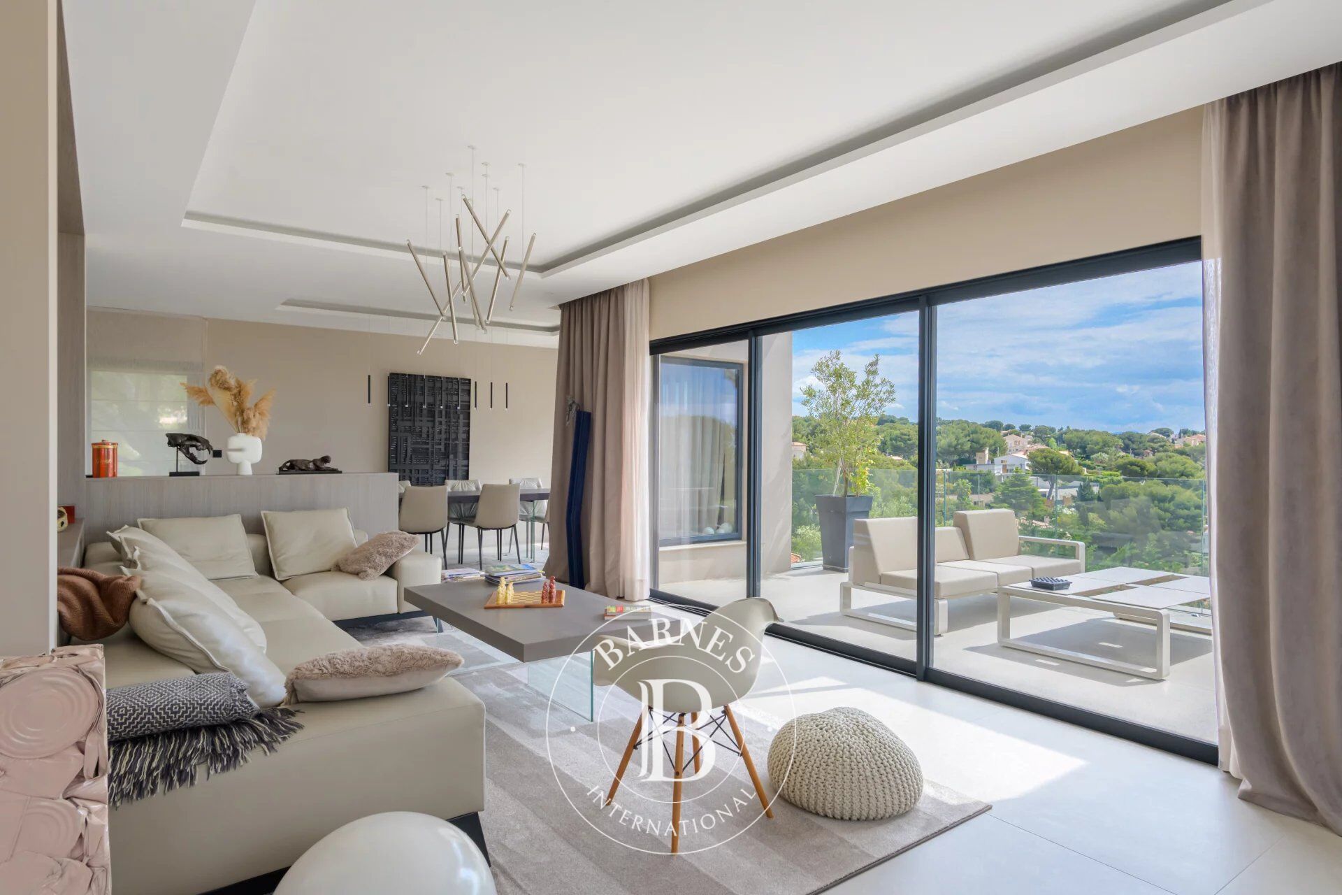 CONTEMPORARY VILLA – SEA VIEW – HIGH-END FEATURES – 4 EN-SUITE BEDROOMS – POOL – WALKING DISTANCE TO THE PORT & BEACH - picture 2