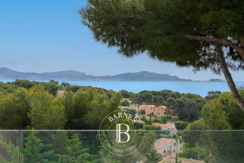 CONTEMPORARY VILLA – SEA VIEW – HIGH-END FEATURES – 4 EN-SUITE BEDROOMS – POOL – WALKING DISTANCE TO THE PORT & BEACH