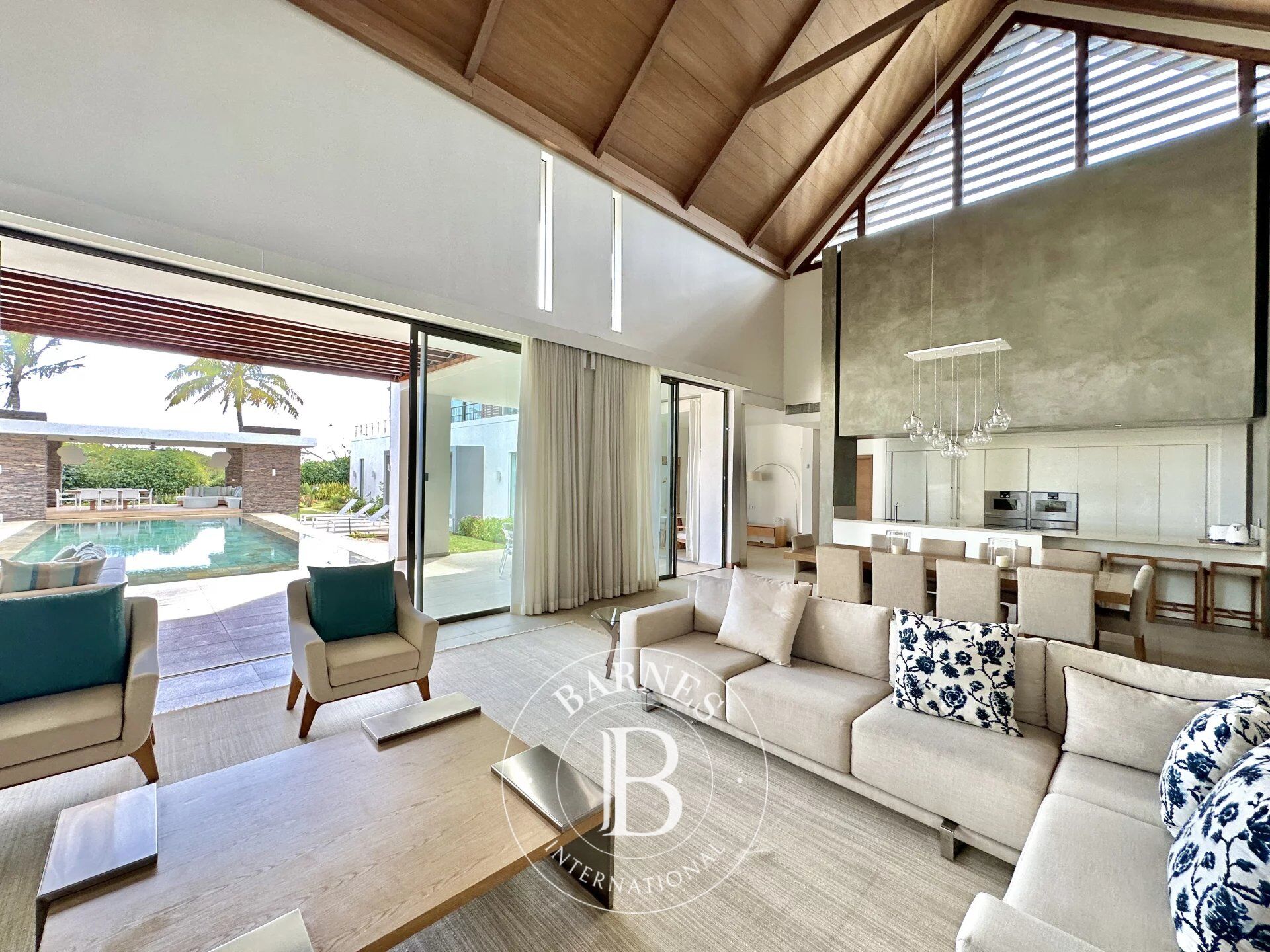 MONT CHOISY - Exceptional villa on a golf - 5 bedrooms - picture 3