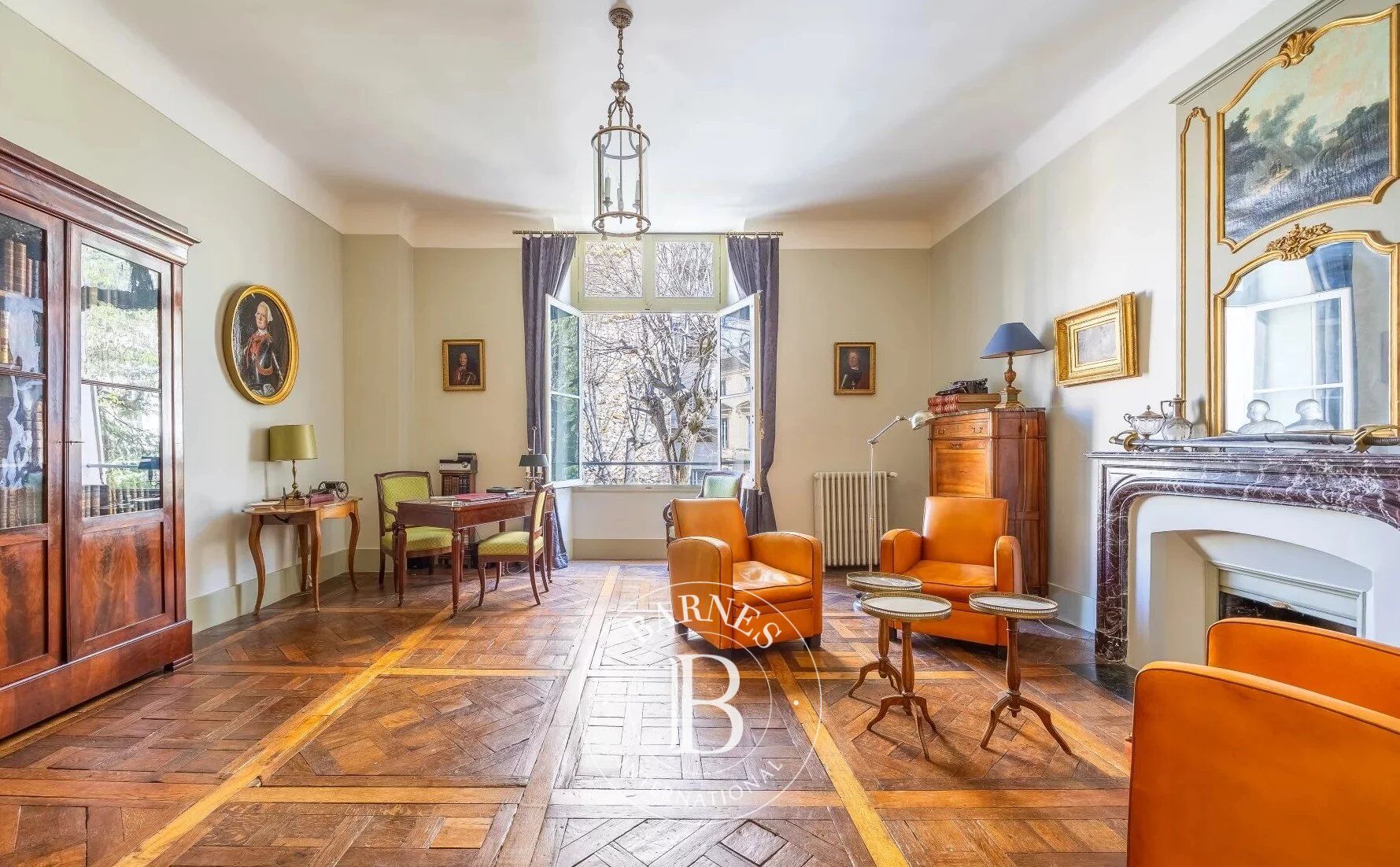 Versailles Notre-Dame - 86m² (926 sq ft) apartment - 1st floor of a 17th century building - 1/2 bedrooms - Cellar - Prime location. - picture 2