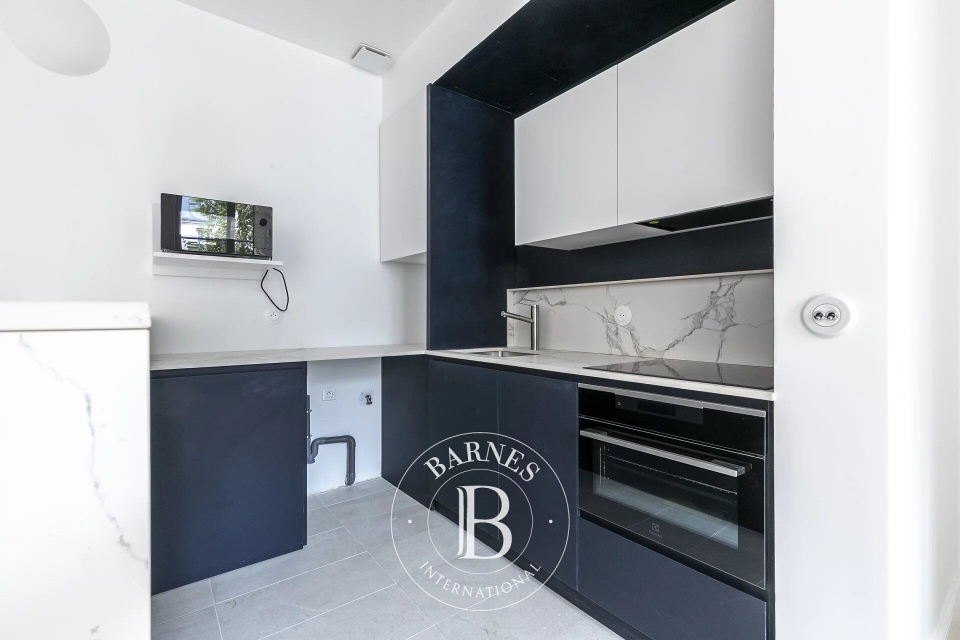 Paris 6 - Carrefour de la Croix Rouge - Exclusive - Fully renovated two-room apartment - Quiet, bright, spacious - picture 3