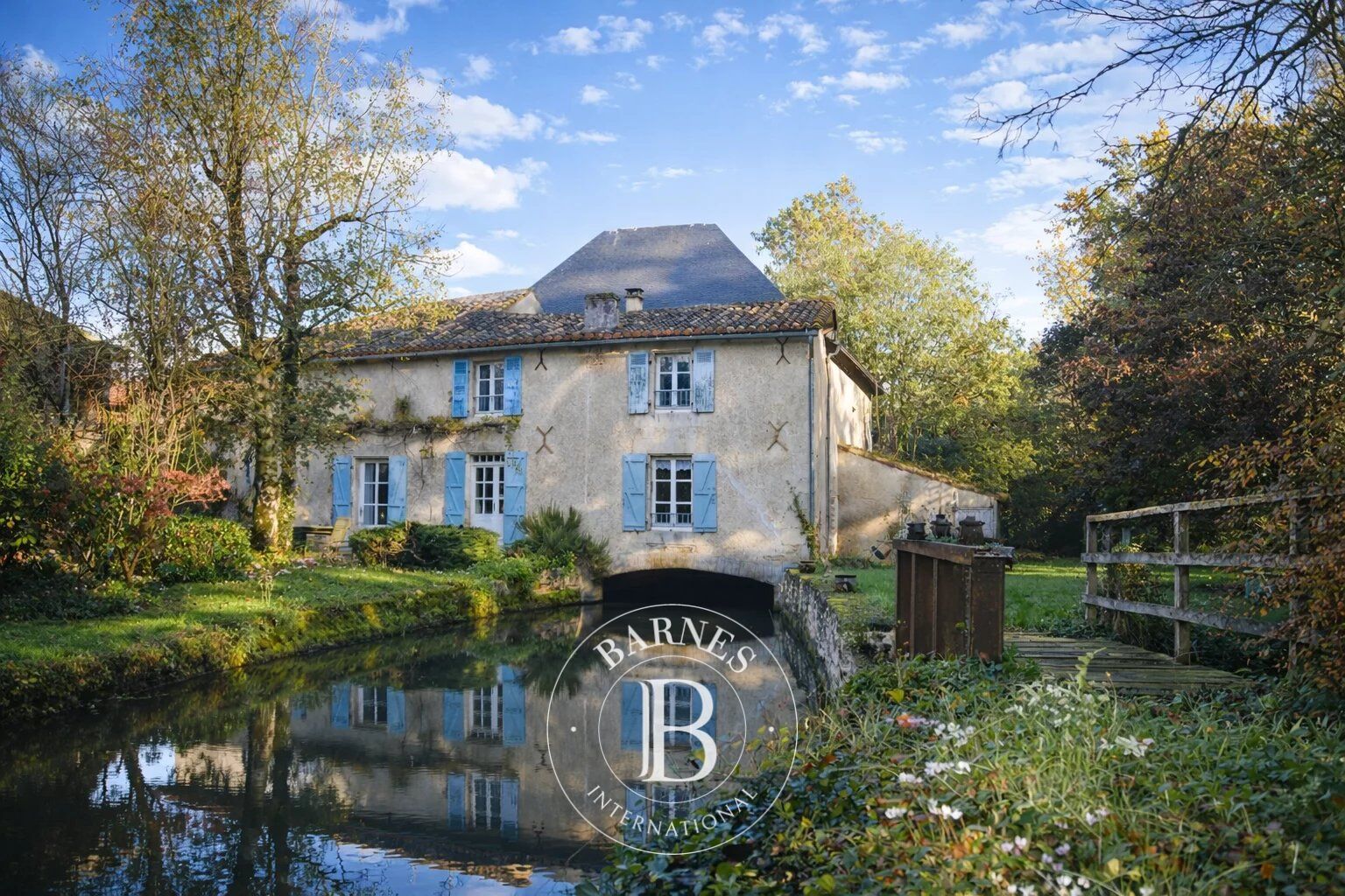 South of Poitiers - Country house - Many outbuildings - 8500 m² of land - picture 1