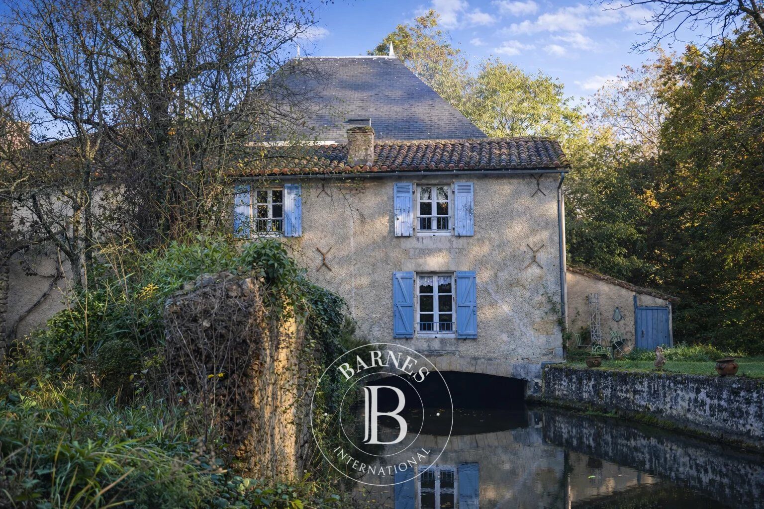 South of Poitiers - Country house - Many outbuildings - 8500 m² of land - picture 3