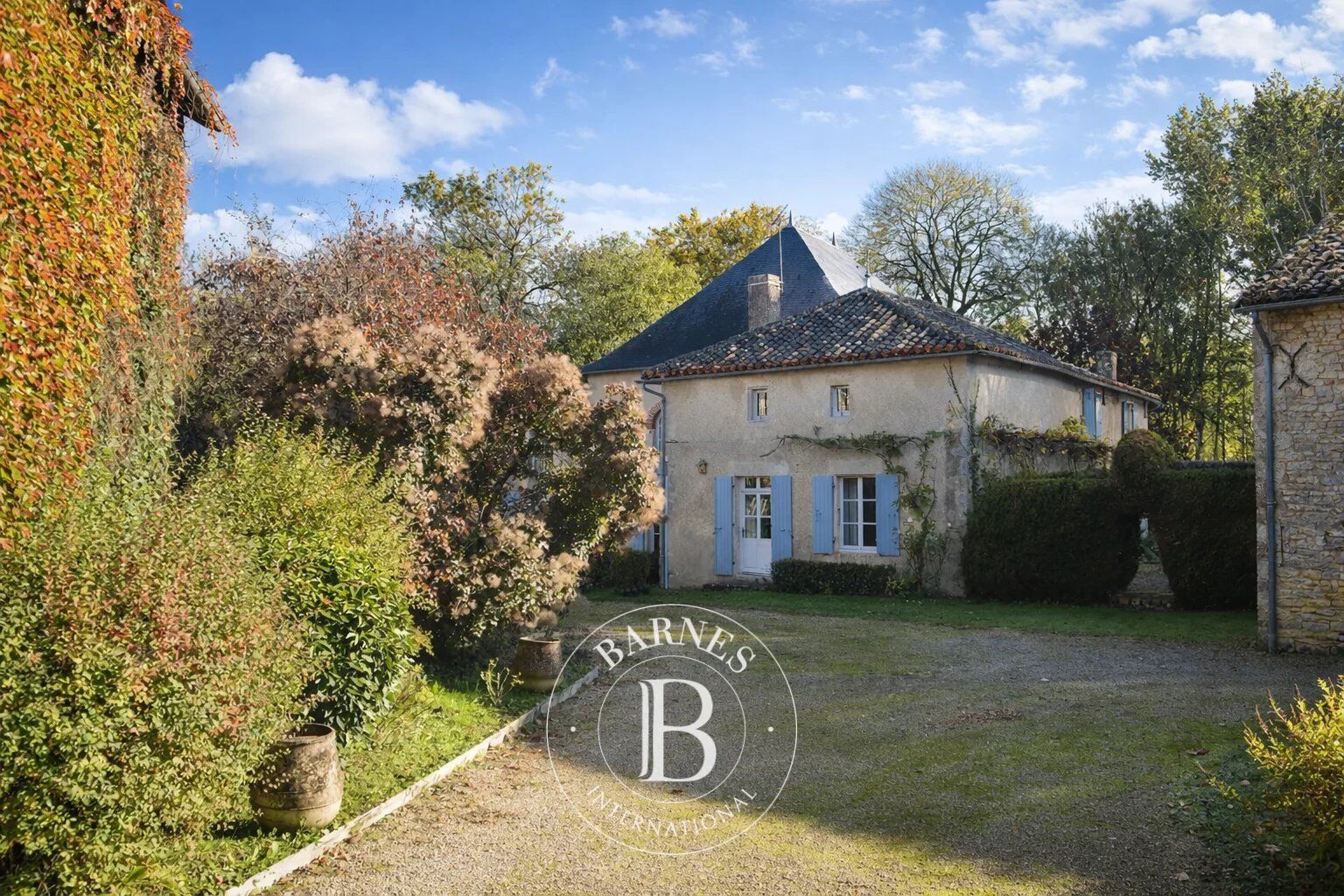 South of Poitiers - Country house - Many outbuildings - 8500 m² of land - picture 2