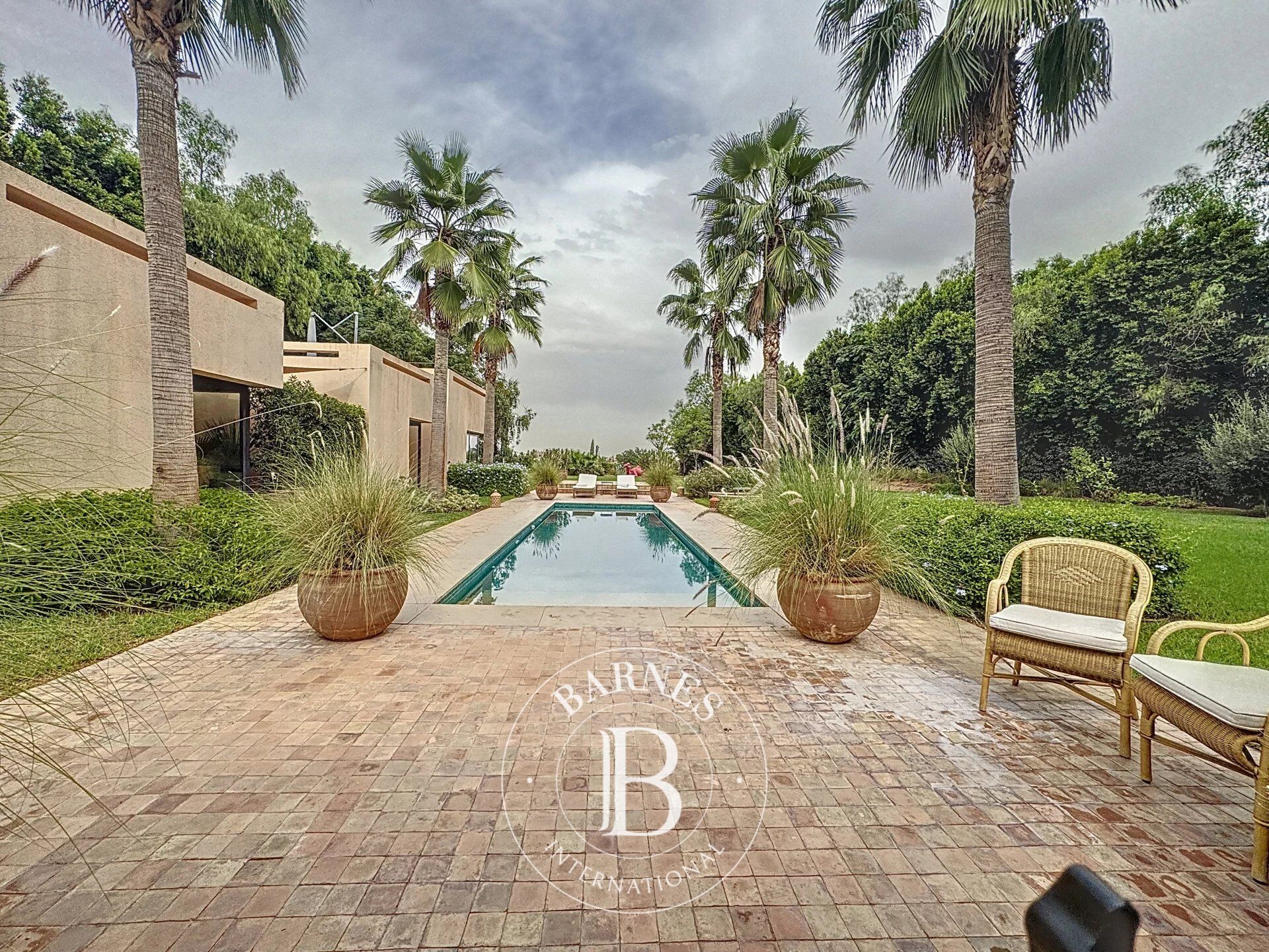 Contemporary villa for sale on a golf course. - picture 2