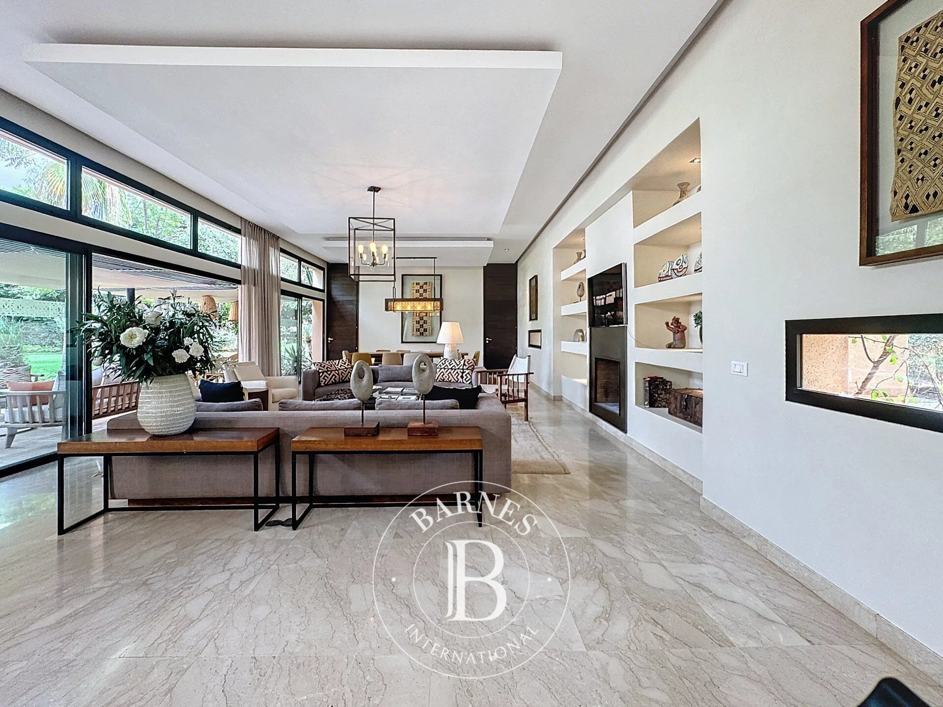 Contemporary villa for sale on a golf course. - picture 3