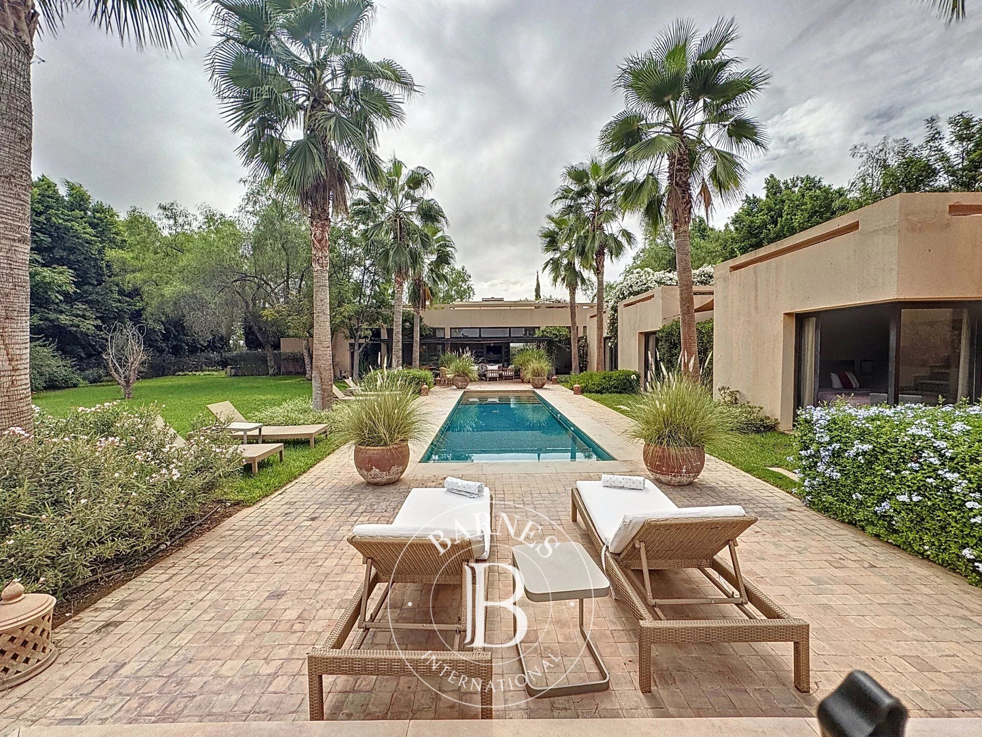 Contemporary villa for sale on a golf course. - picture 1