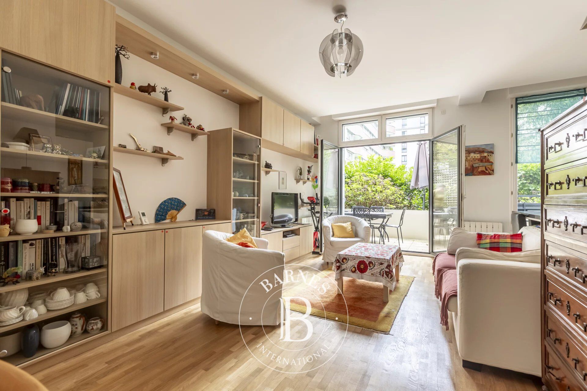 Barnes Boulogne - 45m² (484 sq ft) south-facing terrace/garden  - 2 bedrooms. - picture 2