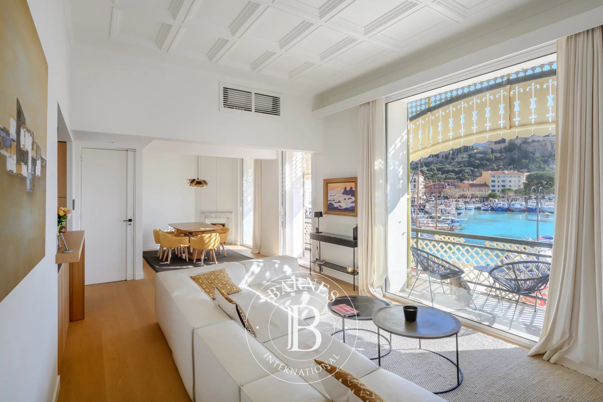 Stunning Furnished Apartment with Breathtaking Views of the Port and Cap Canaille - picture 1