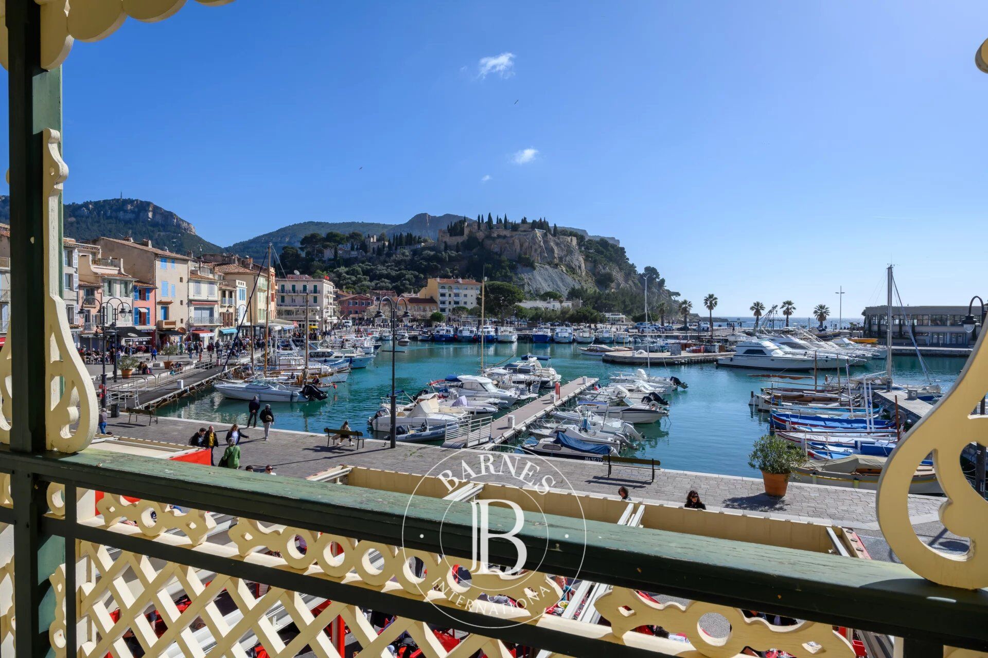 Stunning Furnished Apartment with Breathtaking Views of the Port and Cap Canaille - picture 2