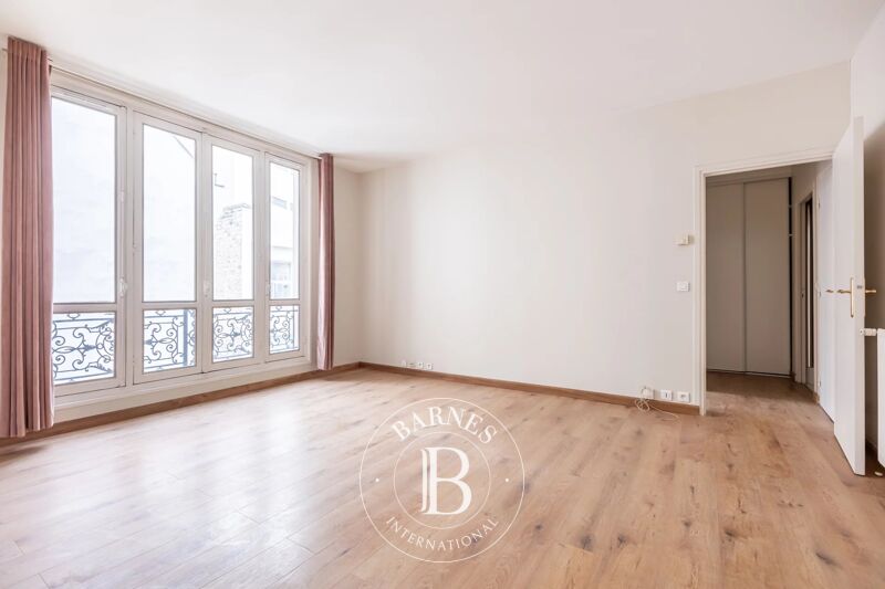 PARIS 8ème - PROXIMITE MONCEAU - 2 PIECES