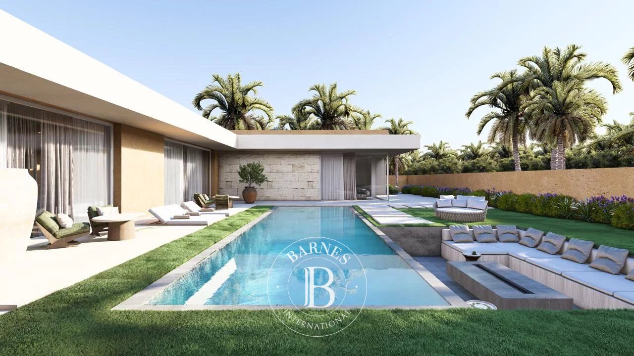 Contemporary villa under construction - picture 1