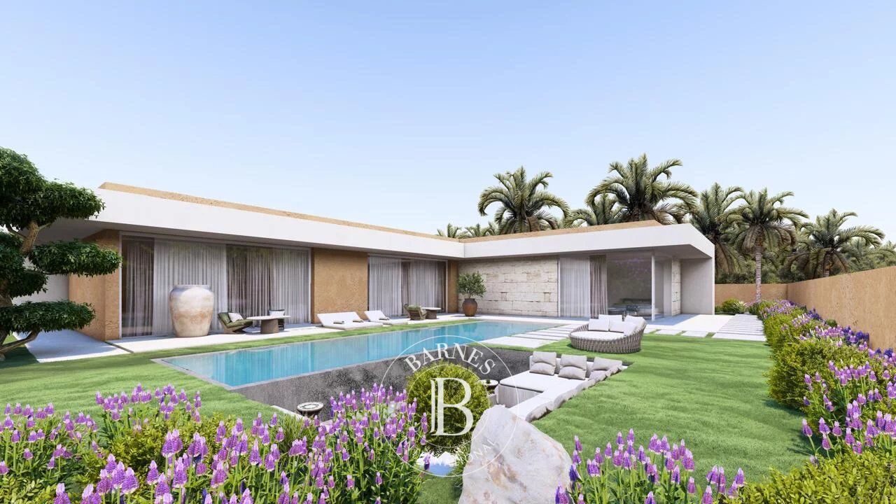 Contemporary villa under construction - picture 2