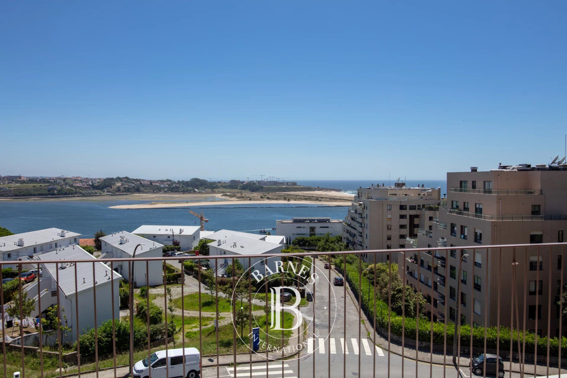 Terrasse avec vue sur la rivière et la mer - picture 3