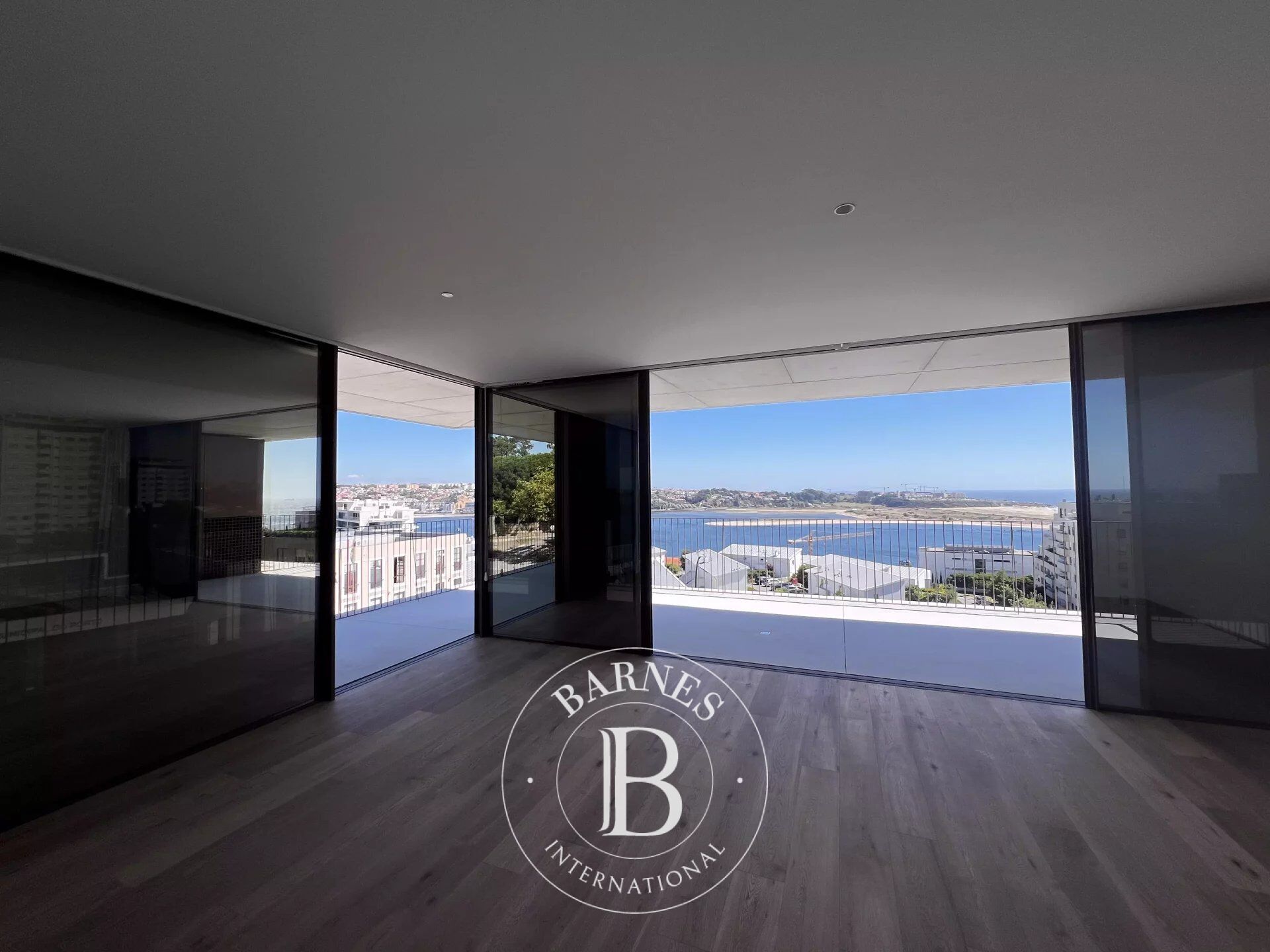 Terrasse avec vue sur la rivière et la mer - picture 1