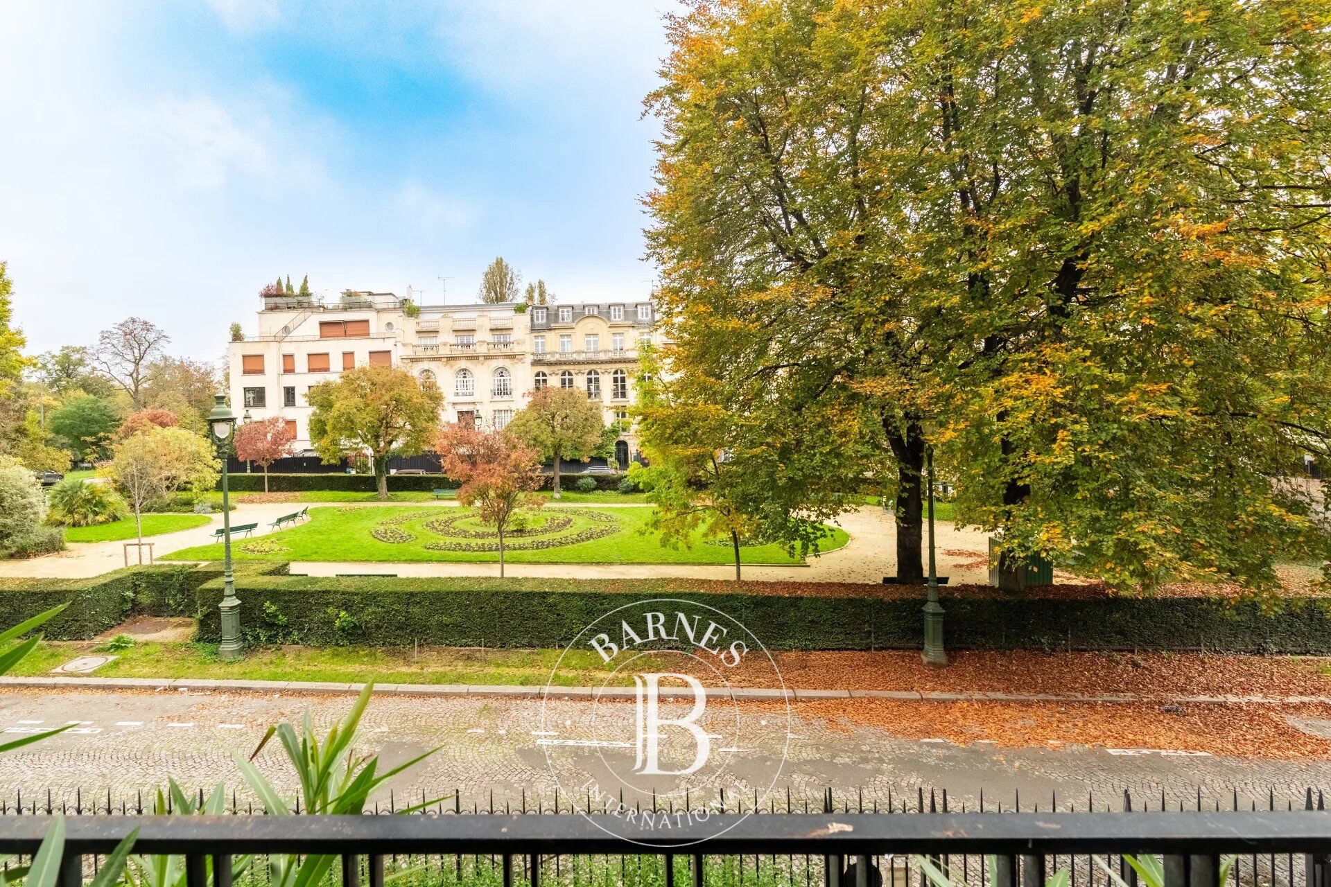 Paris 16 – Bois de Boulogne – Appartement avec vue dégagée sur jardin - picture 1